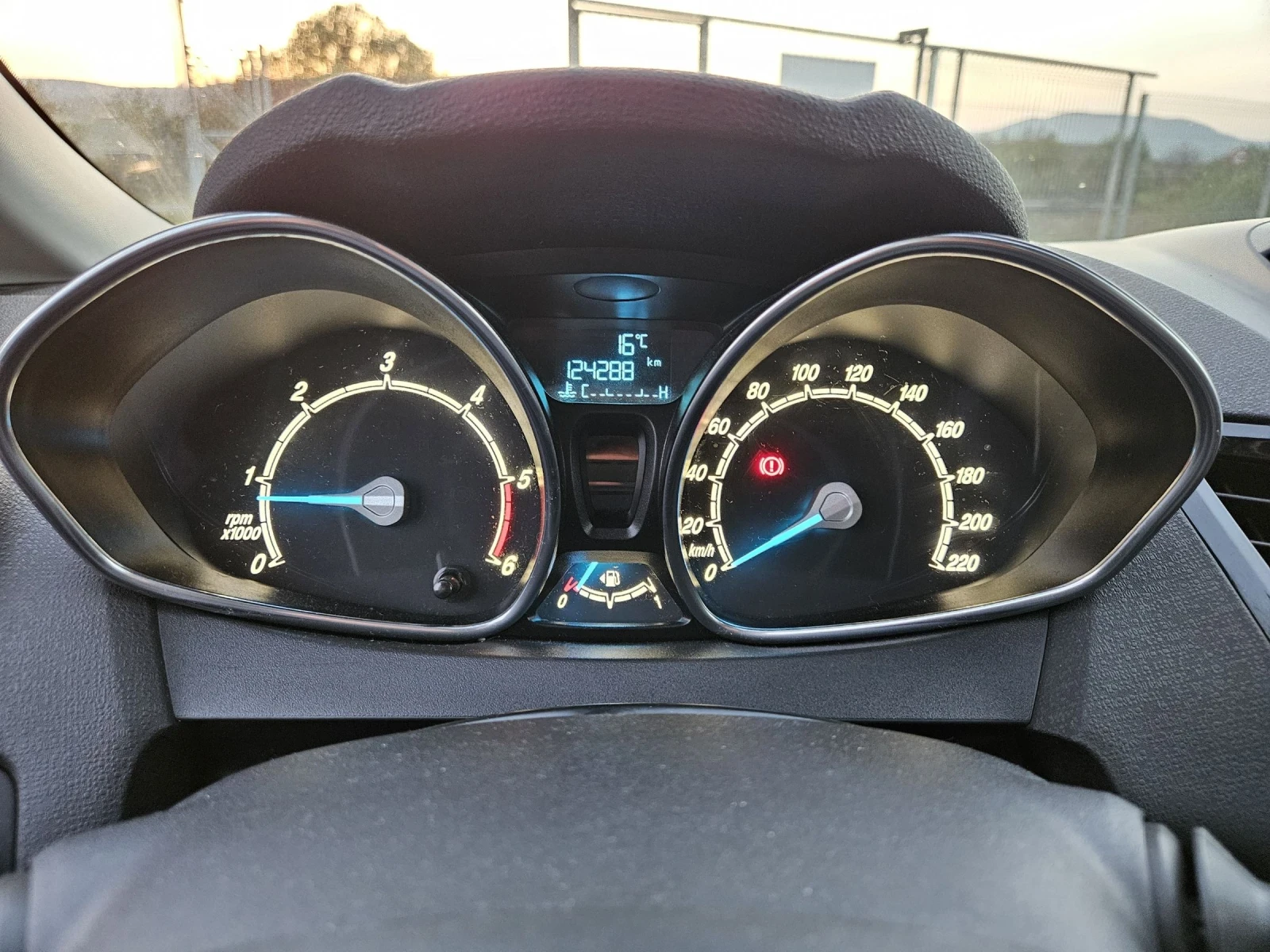 Ford Fiesta 1.5tdci Euro6 Titanium, снимка 13 - Автомобили и джипове - 54220530