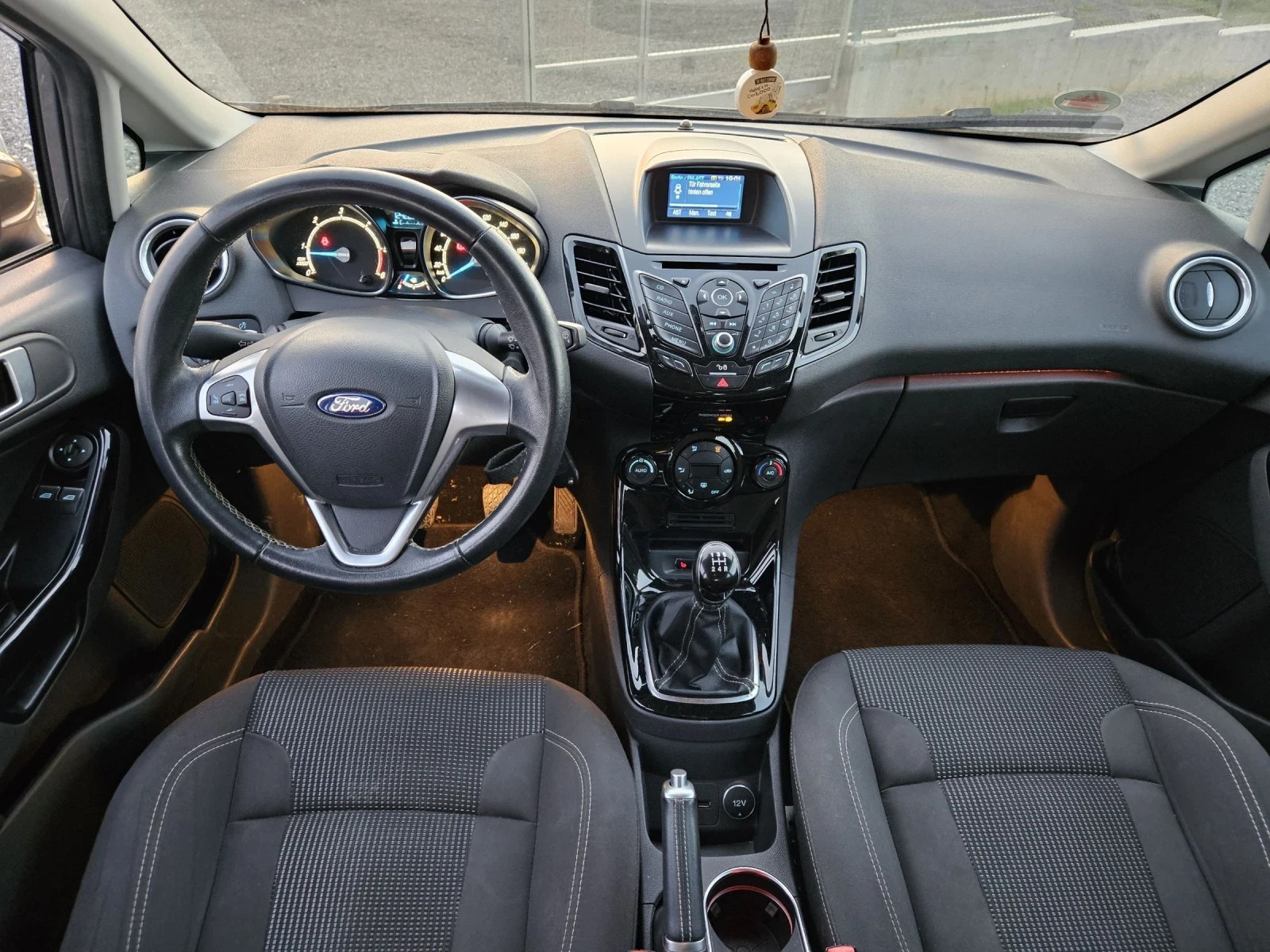 Ford Fiesta 1.5tdci Euro6 Titanium, снимка 11 - Автомобили и джипове - 54220530