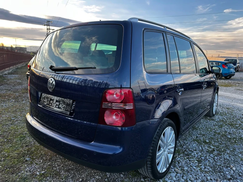 VW Touran 2.0TDI - КОЖА - НАВИ - 7 МЕСТА, снимка 5 - Автомобили и джипове - 48574909