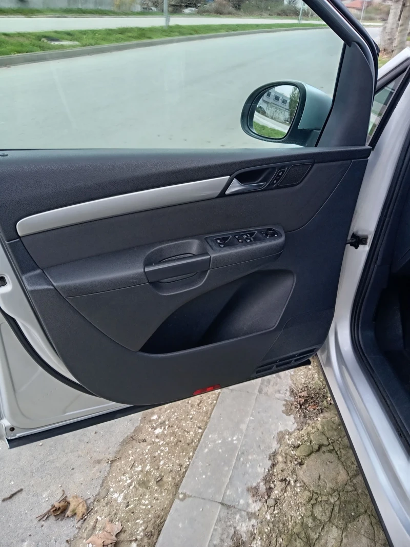 VW Sharan 2.0 - 140 кс, снимка 9 - Автомобили и джипове - 52592315