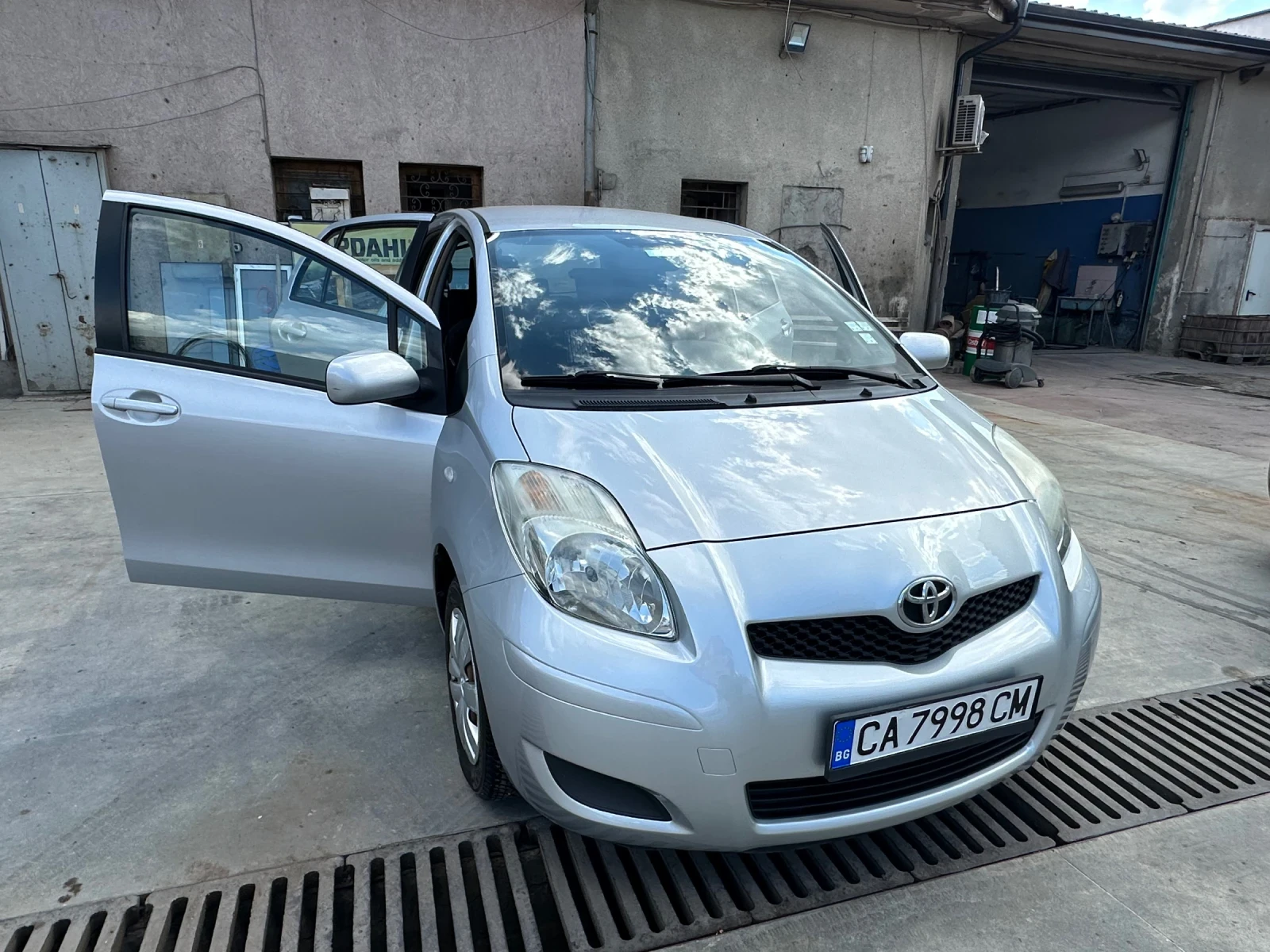 Toyota Yaris  - изображение 4