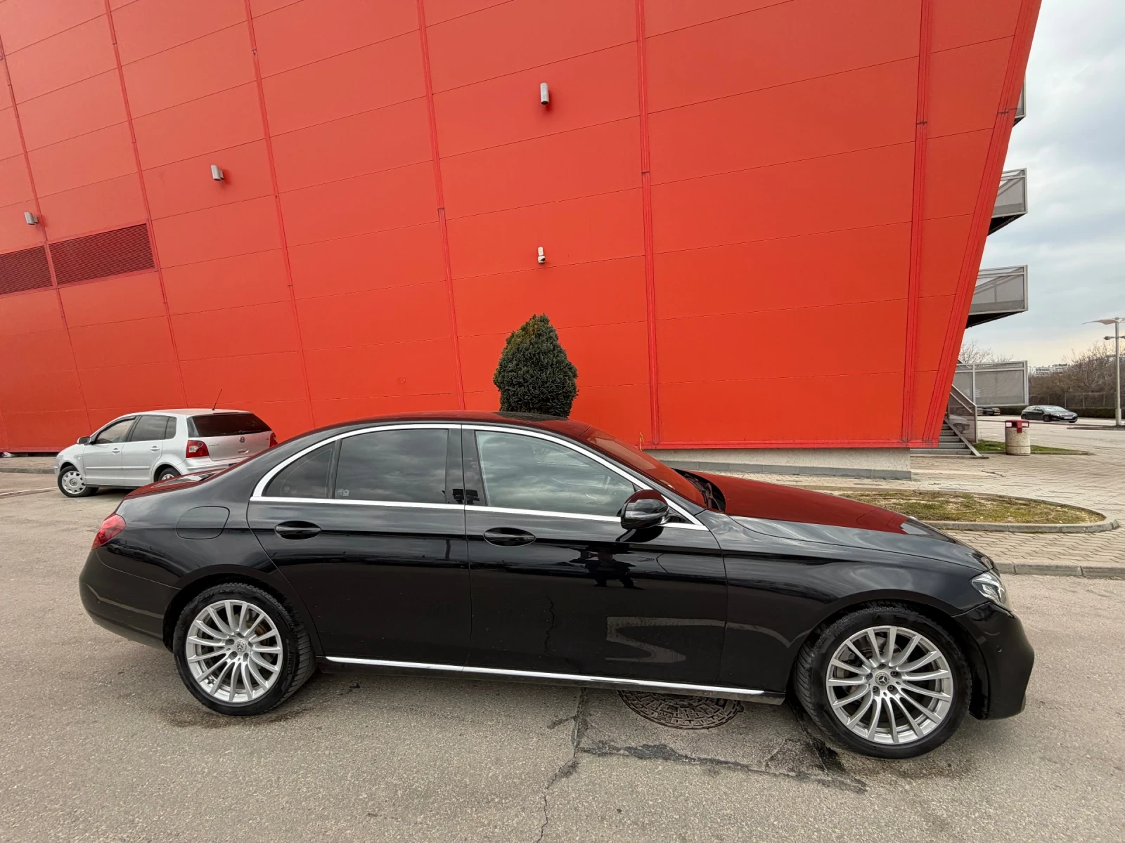 Mercedes-Benz E 220 AMG* 9G* LED* Burmaster, снимка 4 - Автомобили и джипове - 50869328