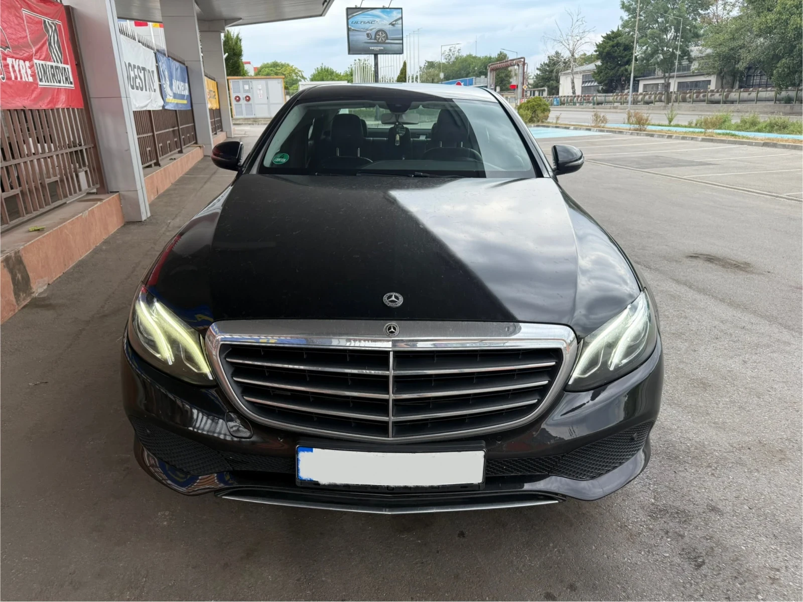 Mercedes-Benz E 220 AMG* 9G* LED* Burmaster, снимка 2 - Автомобили и джипове - 50869328