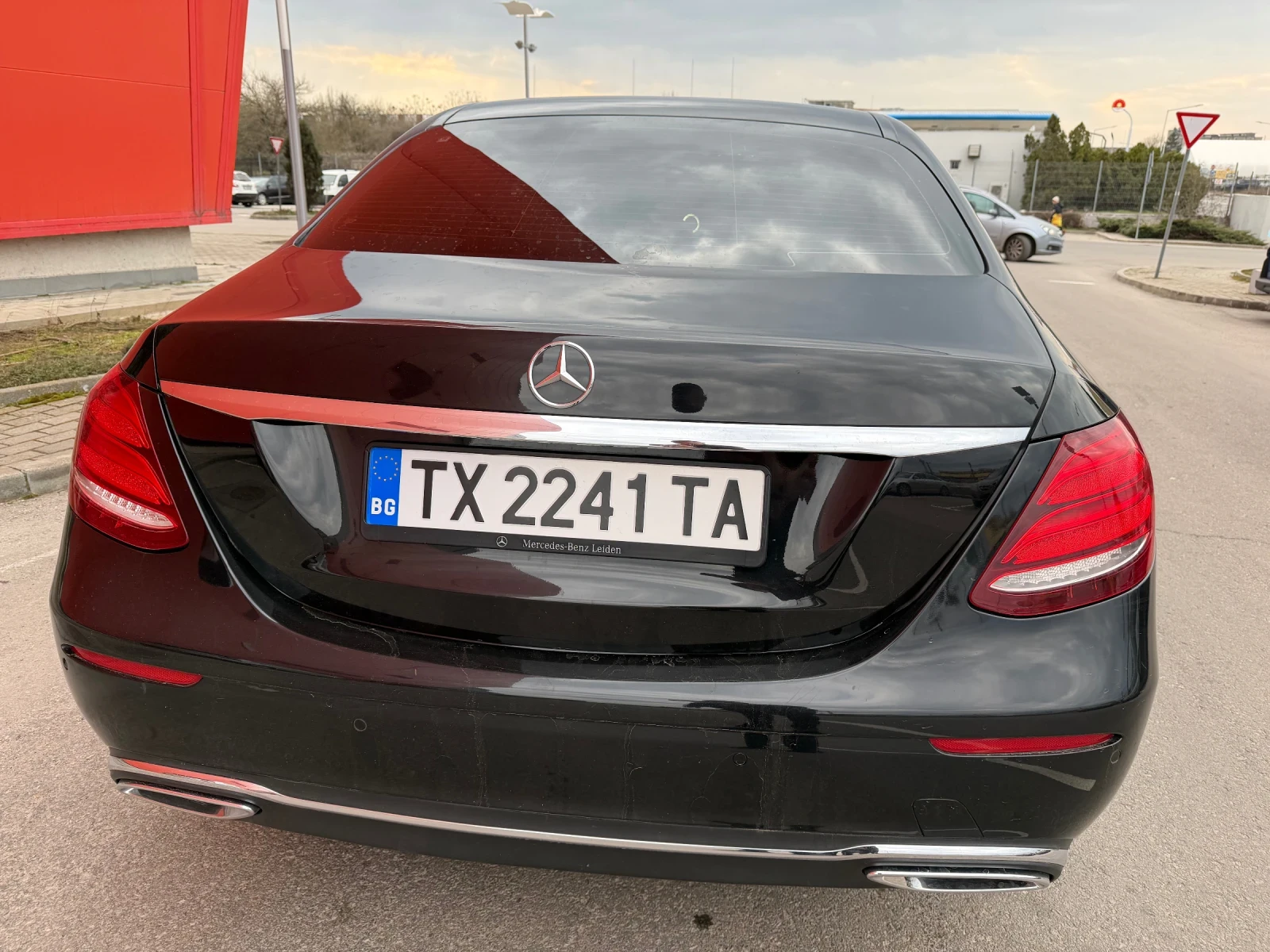 Mercedes-Benz E 220 AMG* 9G* LED* Burmaster, снимка 6 - Автомобили и джипове - 50869328