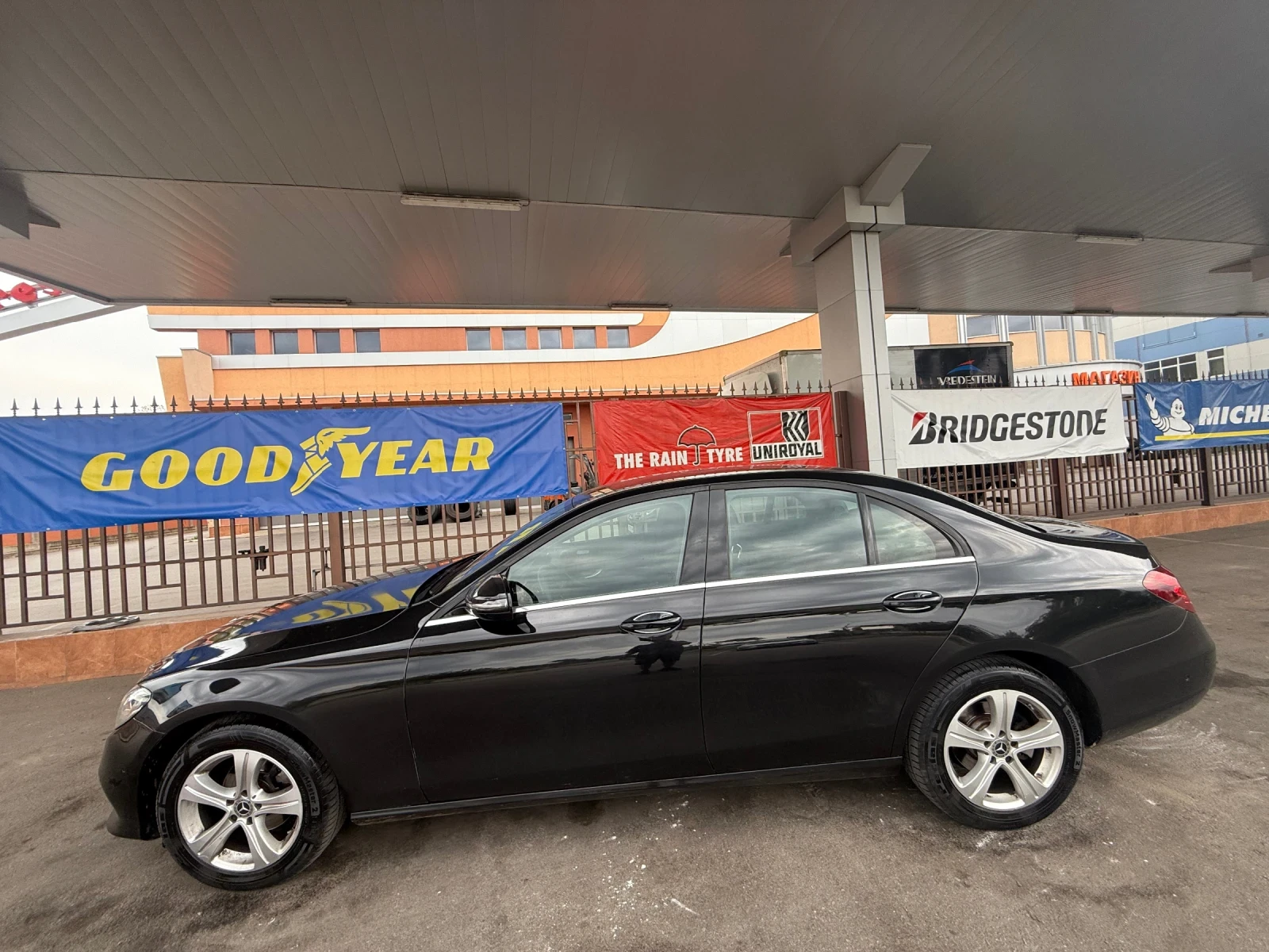 Mercedes-Benz E 220 AMG* 9G* LED* Burmaster, снимка 3 - Автомобили и джипове - 50869328