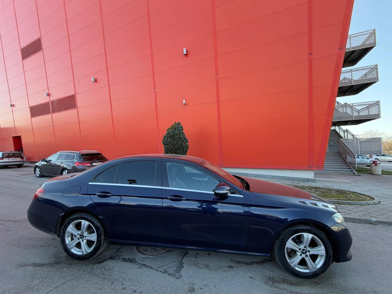 Mercedes-Benz E 220 WIDE* SCREEN* 9G* LED* Burmaster, снимка 4 - Автомобили и джипове - 50869328