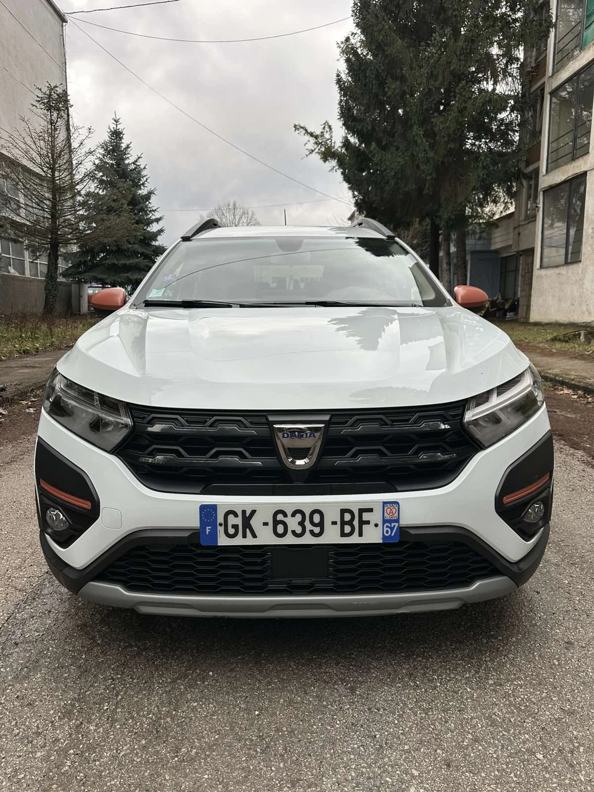 Dacia Jogger 1.0TCe* ГАЗ* 6+ 1 - изображение 2