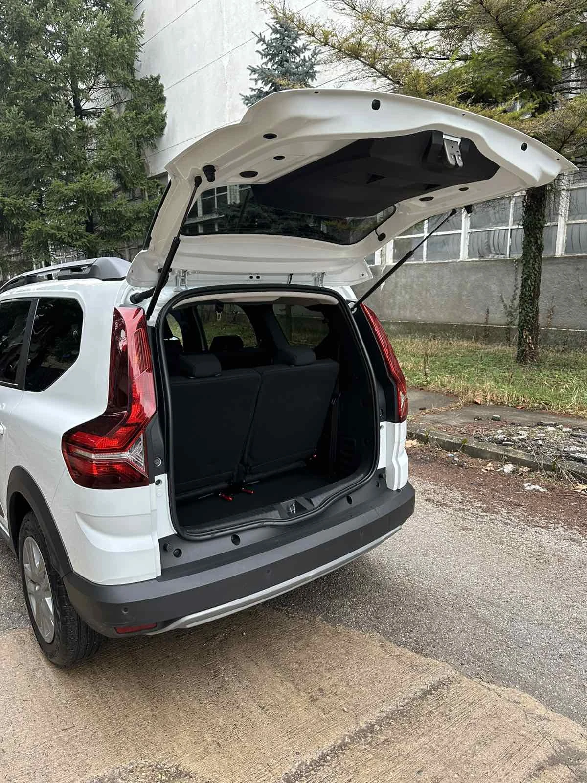 Dacia Jogger 1.0TCe* ГАЗ* 6+ 1 - изображение 7