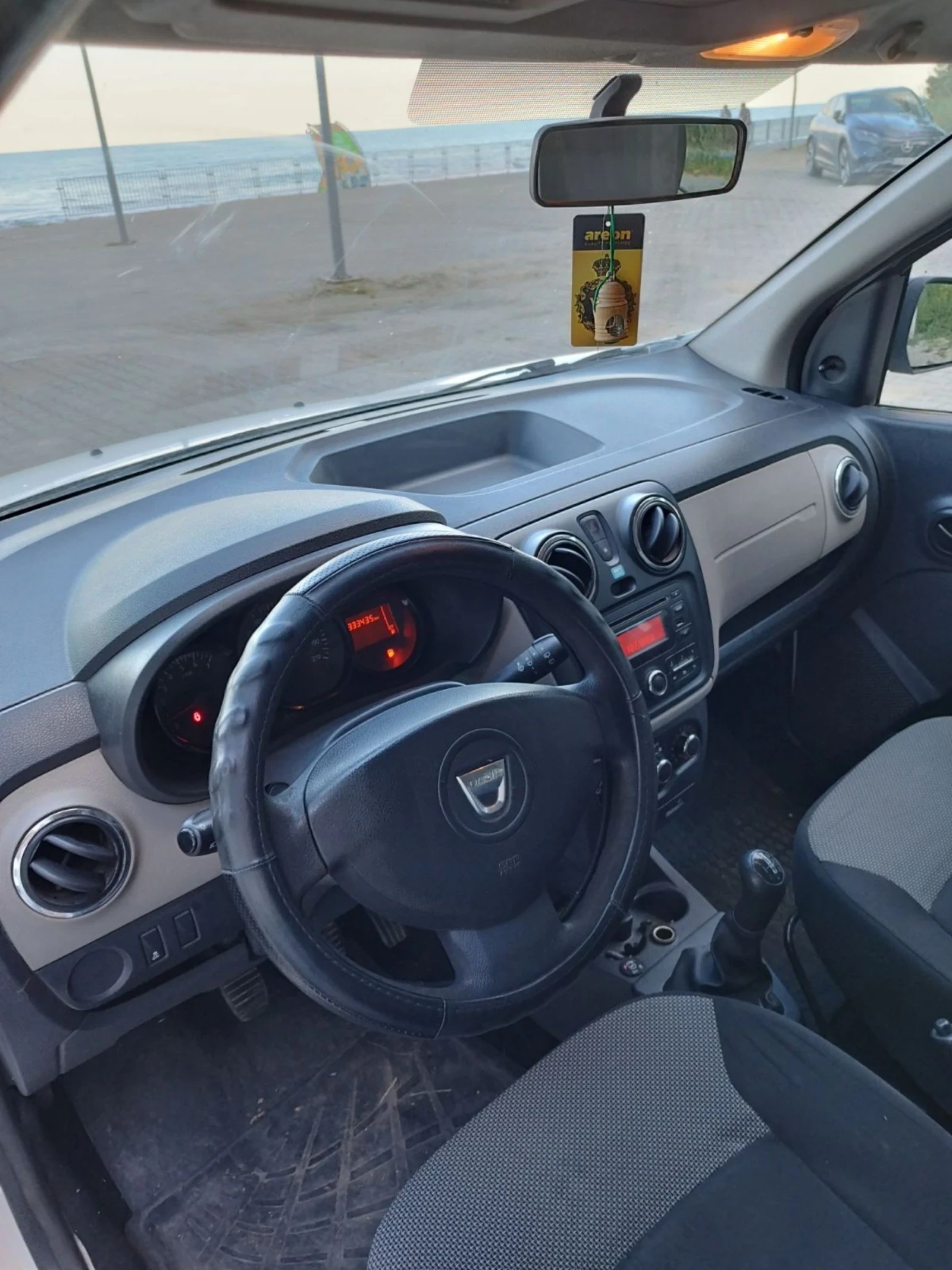 Dacia Lodgy 1.6i, снимка 6 - Автомобили и джипове - 54896336