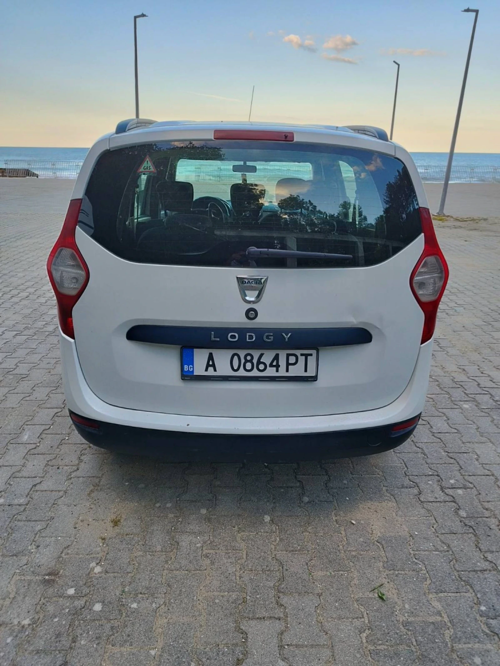 Dacia Lodgy 1.6i, снимка 4 - Автомобили и джипове - 54896336