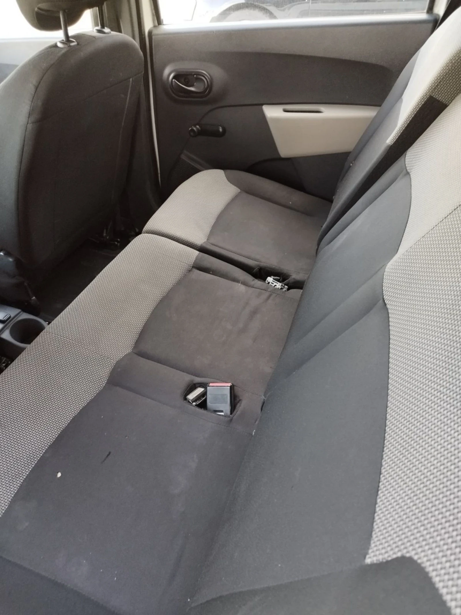 Dacia Lodgy 1.6i, снимка 9 - Автомобили и джипове - 54896336