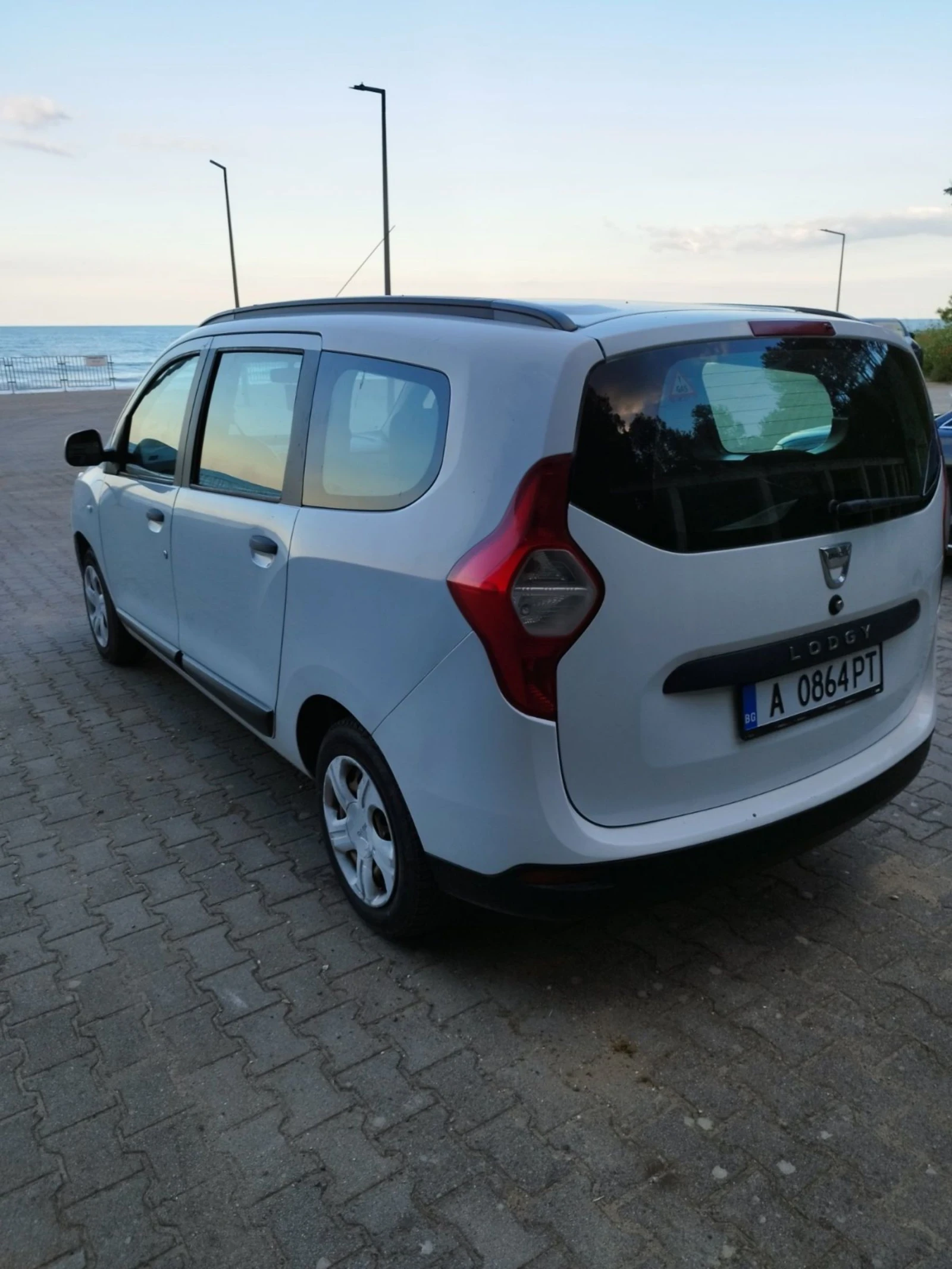 Dacia Lodgy 1.6i, снимка 3 - Автомобили и джипове - 54896336