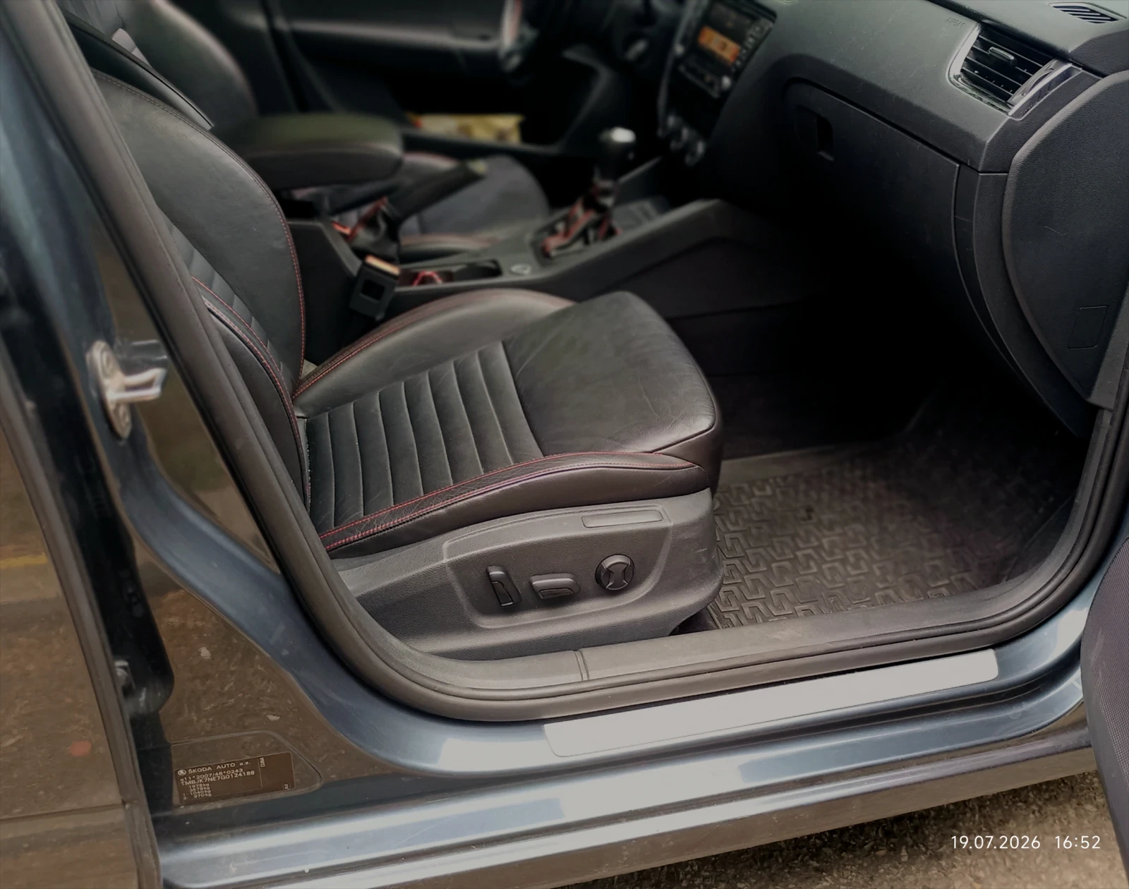 Skoda Octavia 2.0 TDI VRS, снимка 14 - Автомобили и джипове - 55341423
