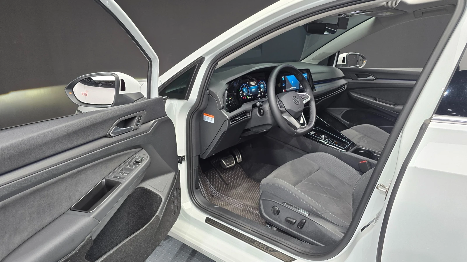VW Golf 8th Gen | Prestige | Ел. седалки | Maсаж, снимка 6 - Автомобили и джипове - 55491877