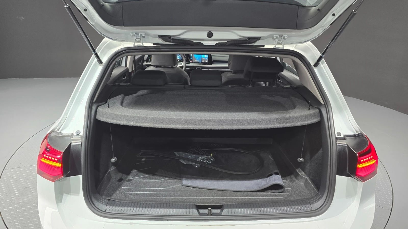 VW Golf 8th Gen | Prestige | Ел. седалки | Maсаж, снимка 16 - Автомобили и джипове - 55491877
