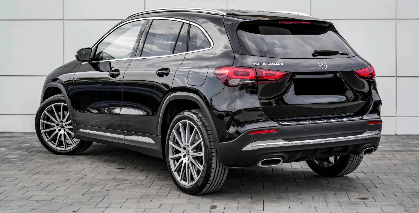 Mercedes-Benz GLA 250e AMG Line - изображение 3
