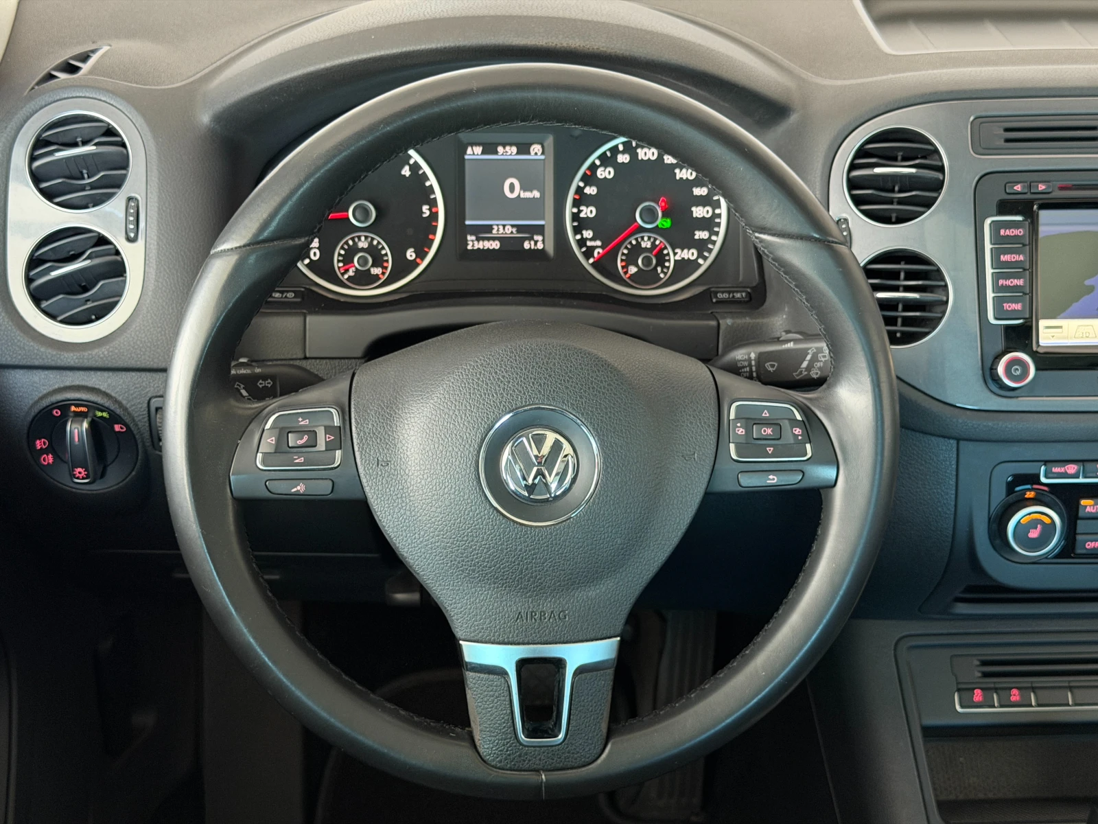 VW Tiguan 2.0TDI* 4х4* СЕРВИЗНА КНИЖКА С ПЪЛНА ИСТОРИЯ В VW, снимка 9 - Автомобили и джипове - 54451763