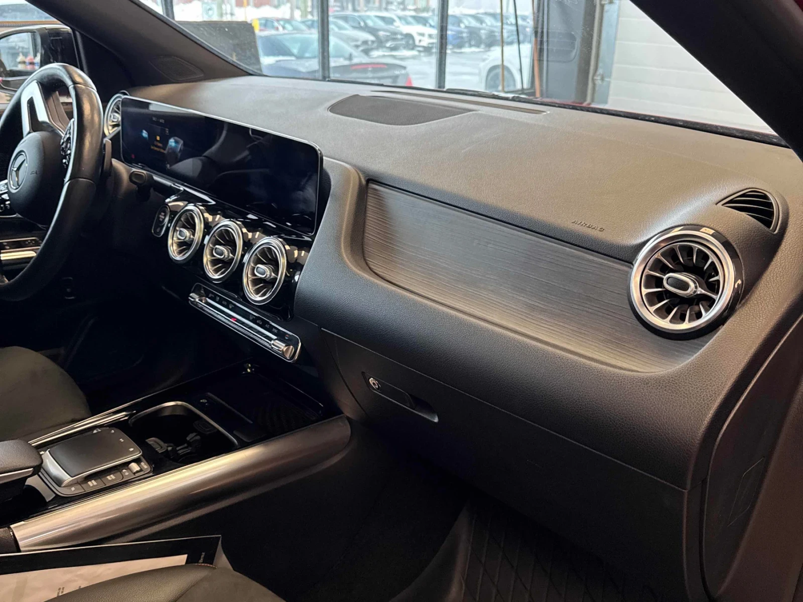 Mercedes-Benz GLA 250 ДИСТРОНИК * ПОДГРЕВ * ПАНОРАМА * АМБИЕНТ * CARFAX, снимка 14 - Автомобили и джипове - 54672465