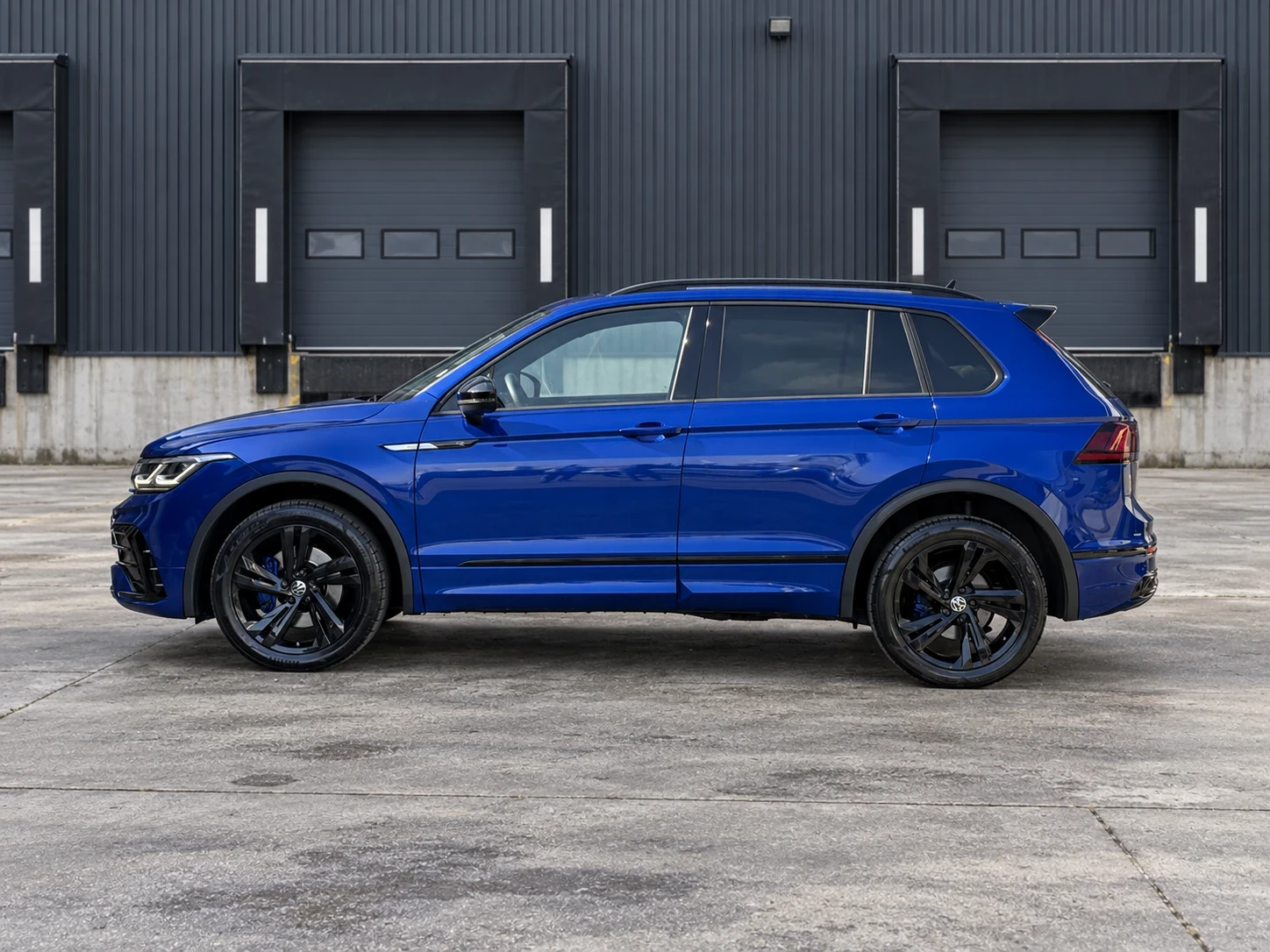 VW Tiguan R-Line 2.0 TDI SCR 4MOTION DSG, снимка 3 - Автомобили и джипове - 56023516