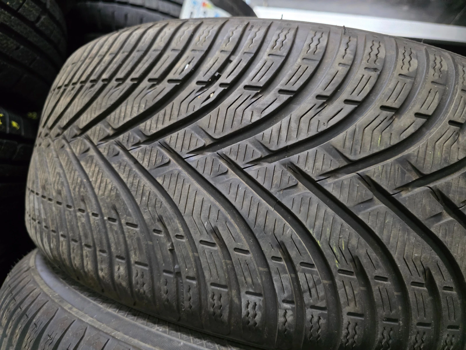 Гуми Зимни 225/55R18, снимка 2 - Гуми и джанти - 55478096