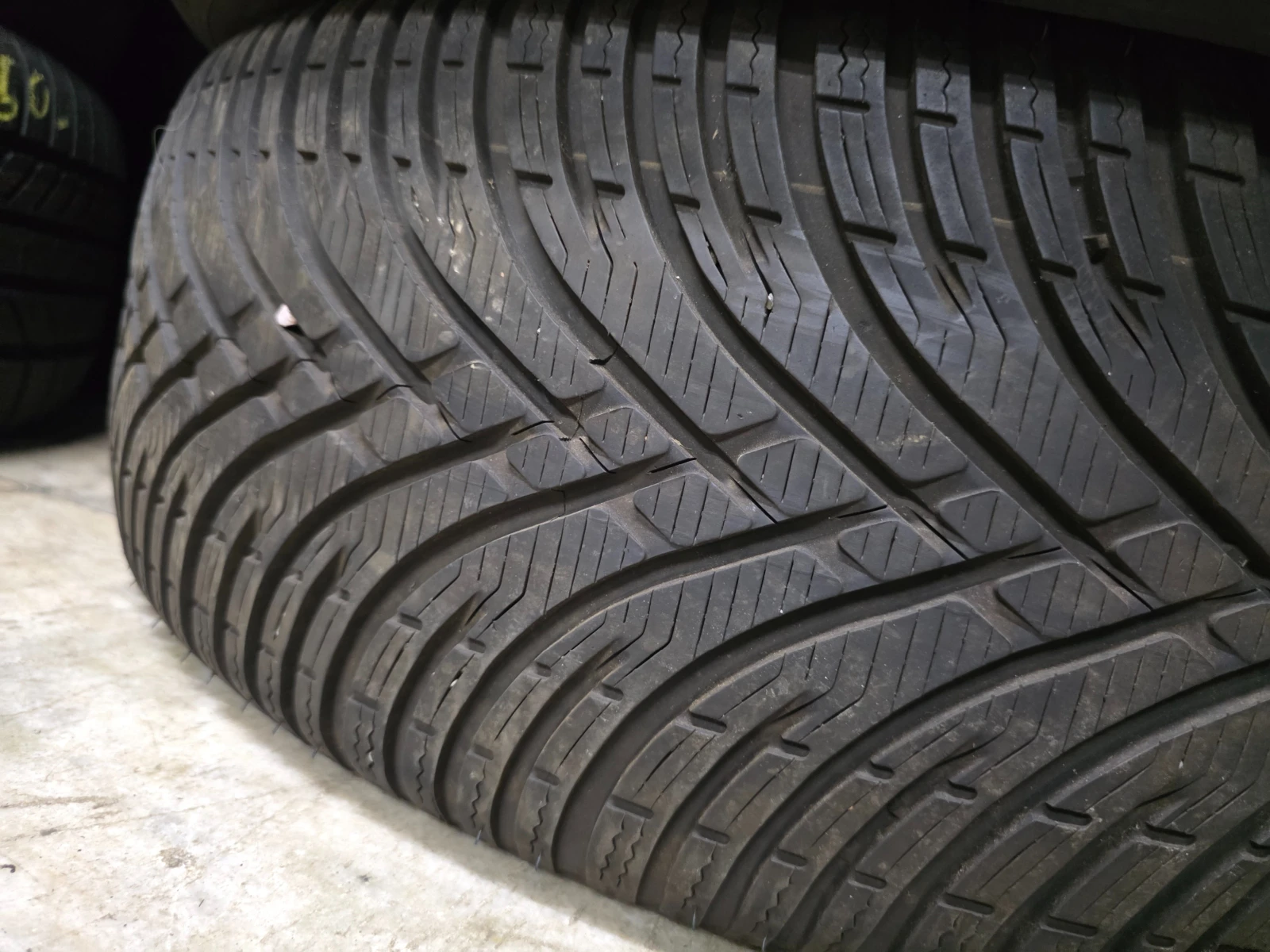 Гуми Зимни 225/55R18, снимка 5 - Гуми и джанти - 55478096