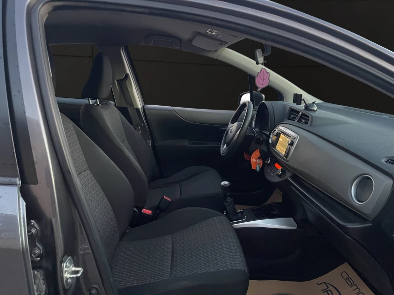 Toyota Yaris 1.0I , снимка 13 - Автомобили и джипове - 52938618