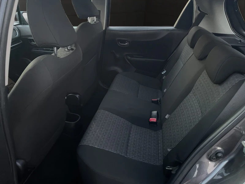 Toyota Yaris 1.0I , снимка 14 - Автомобили и джипове - 52938618