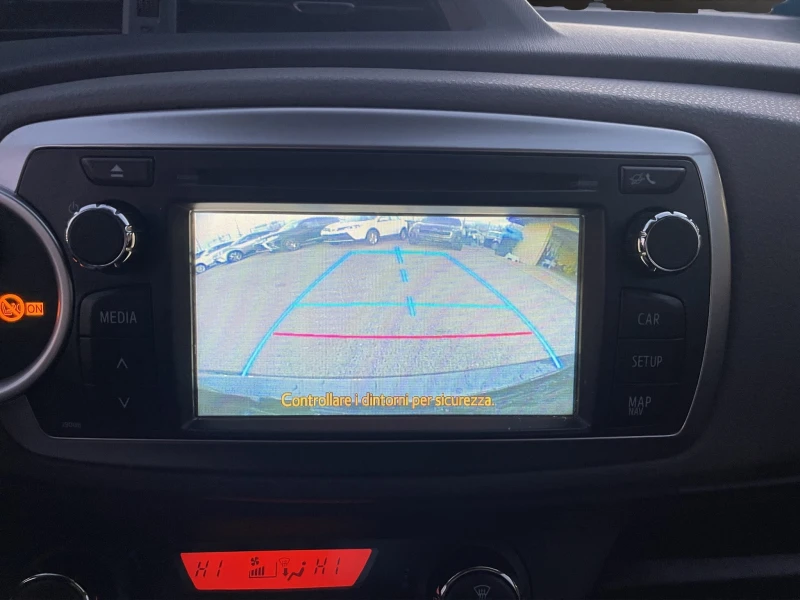 Toyota Yaris 1.0I , снимка 12 - Автомобили и джипове - 52938618