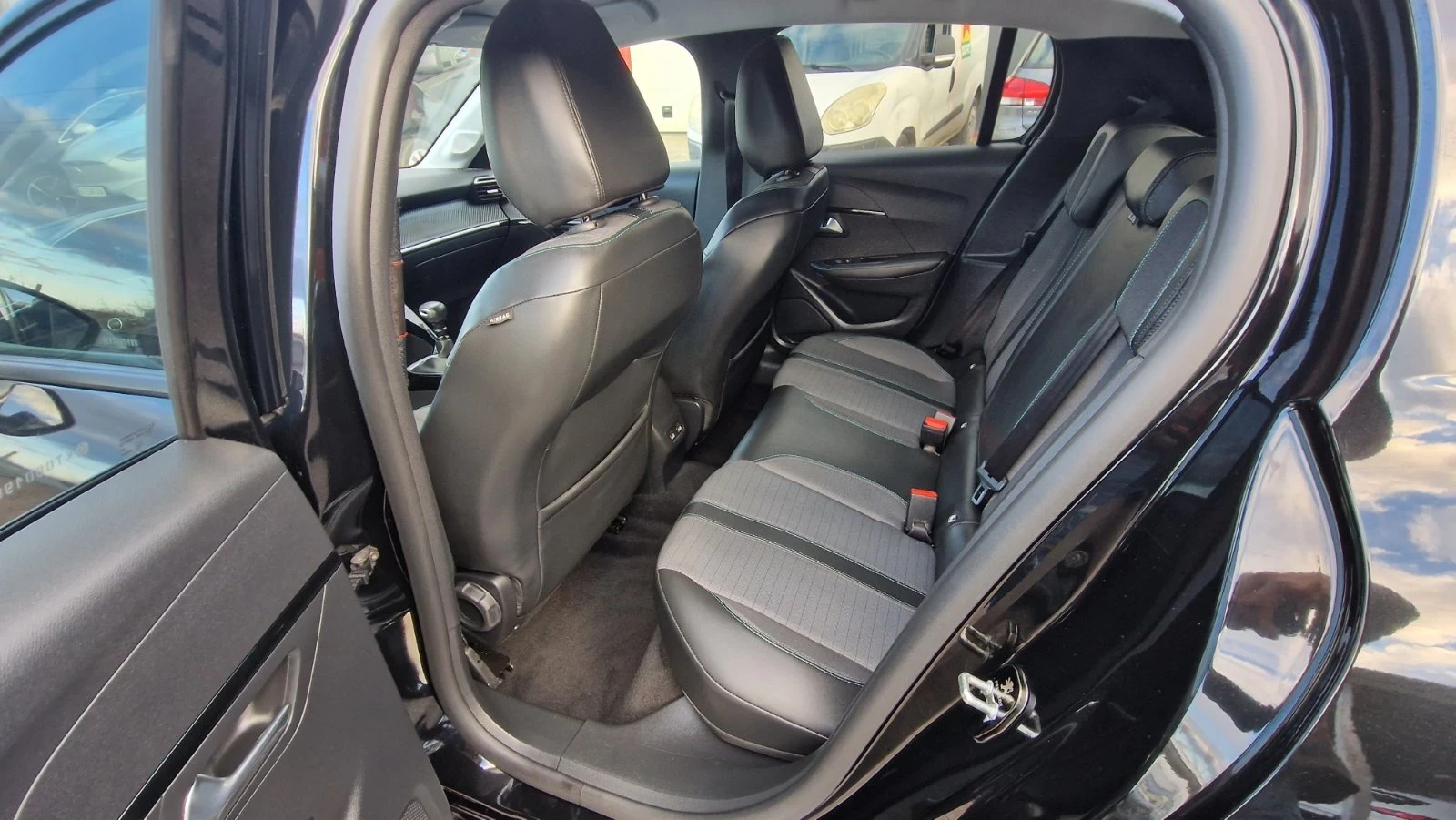 Peugeot 208 1.2I/30X K.M/СЕРВИЗНА ИСТОРИЯ  | Mobile.bg — изображение 11