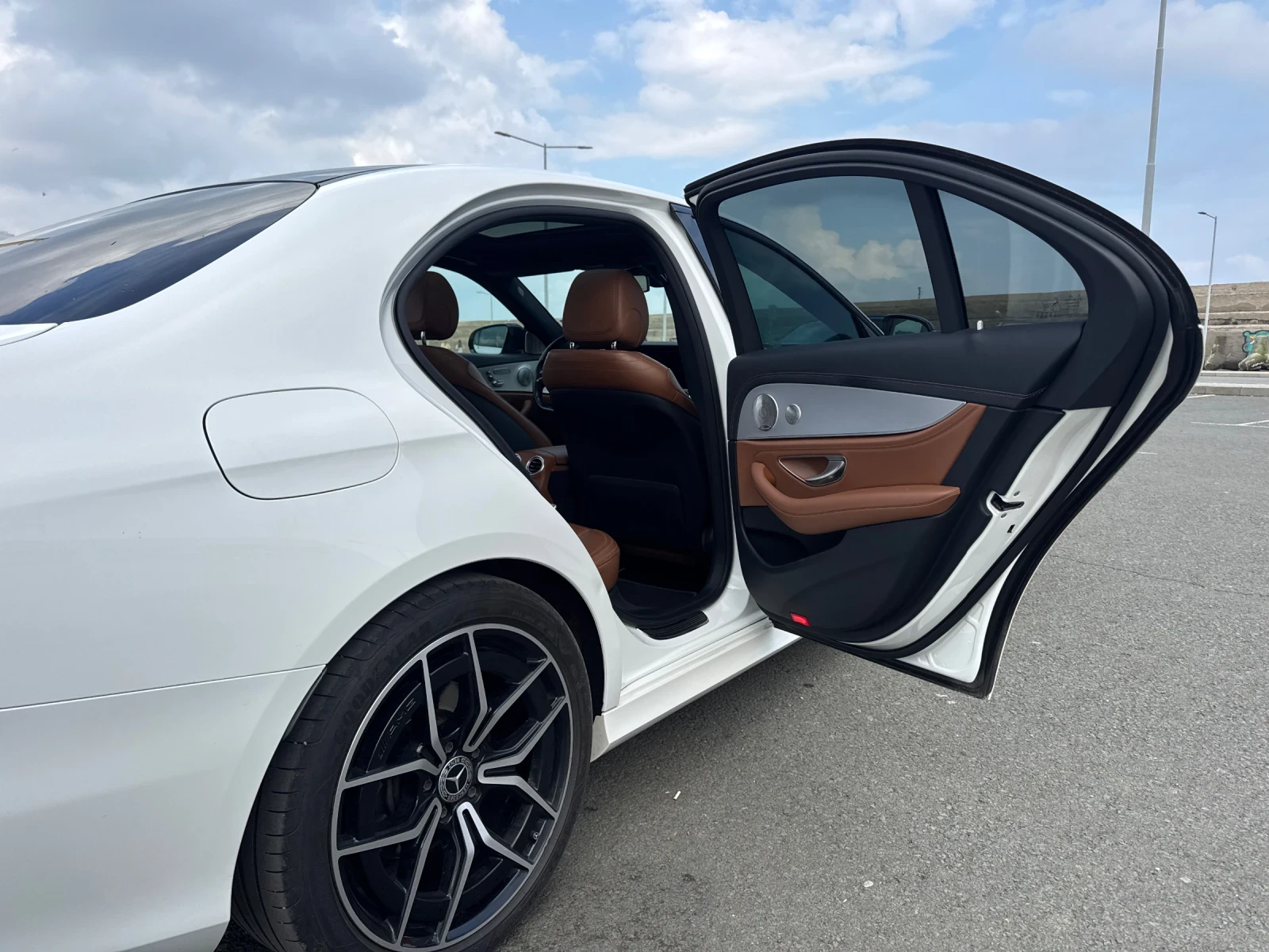 Mercedes-Benz E 220 PREMIUM/AMG/LED/360/PANORAMA/BURMASTER , снимка 9 - Автомобили и джипове - 54090422