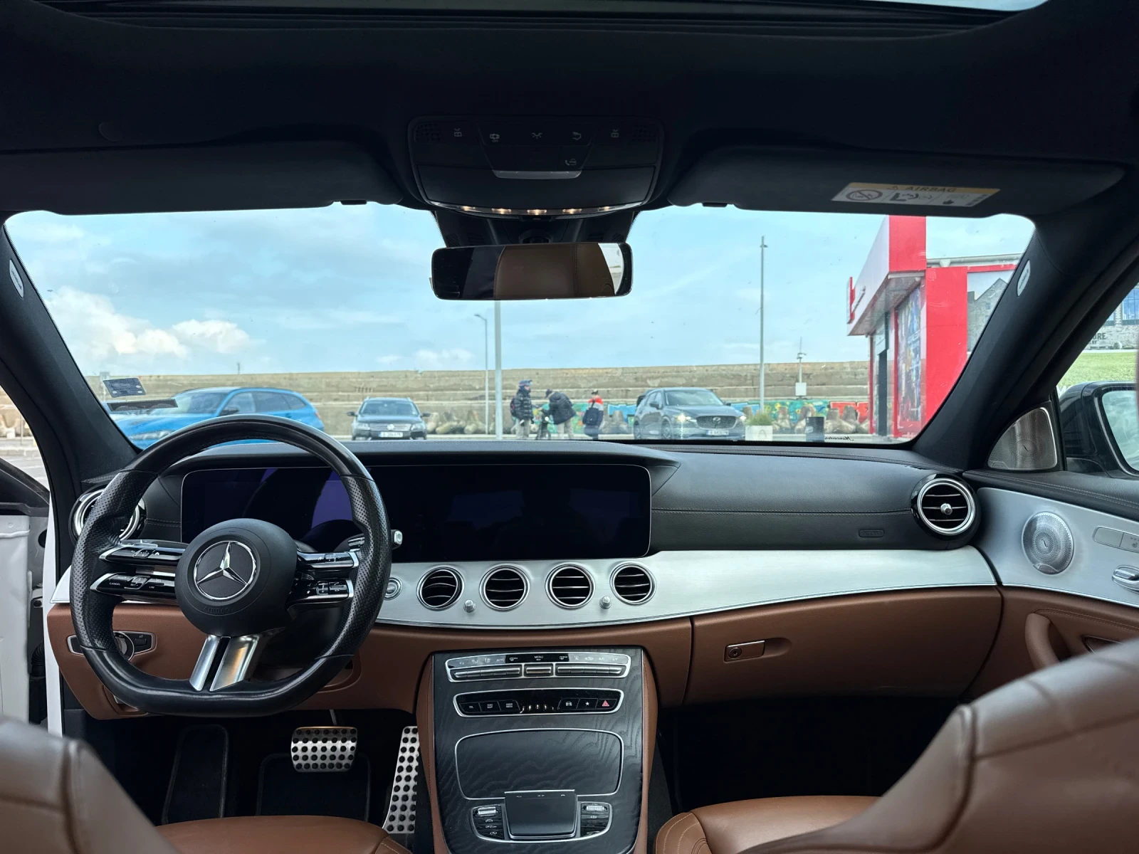 Mercedes-Benz E 220 PREMIUM/AMG/LED/360/PANORAMA/BURMASTER , снимка 8 - Автомобили и джипове - 54090422