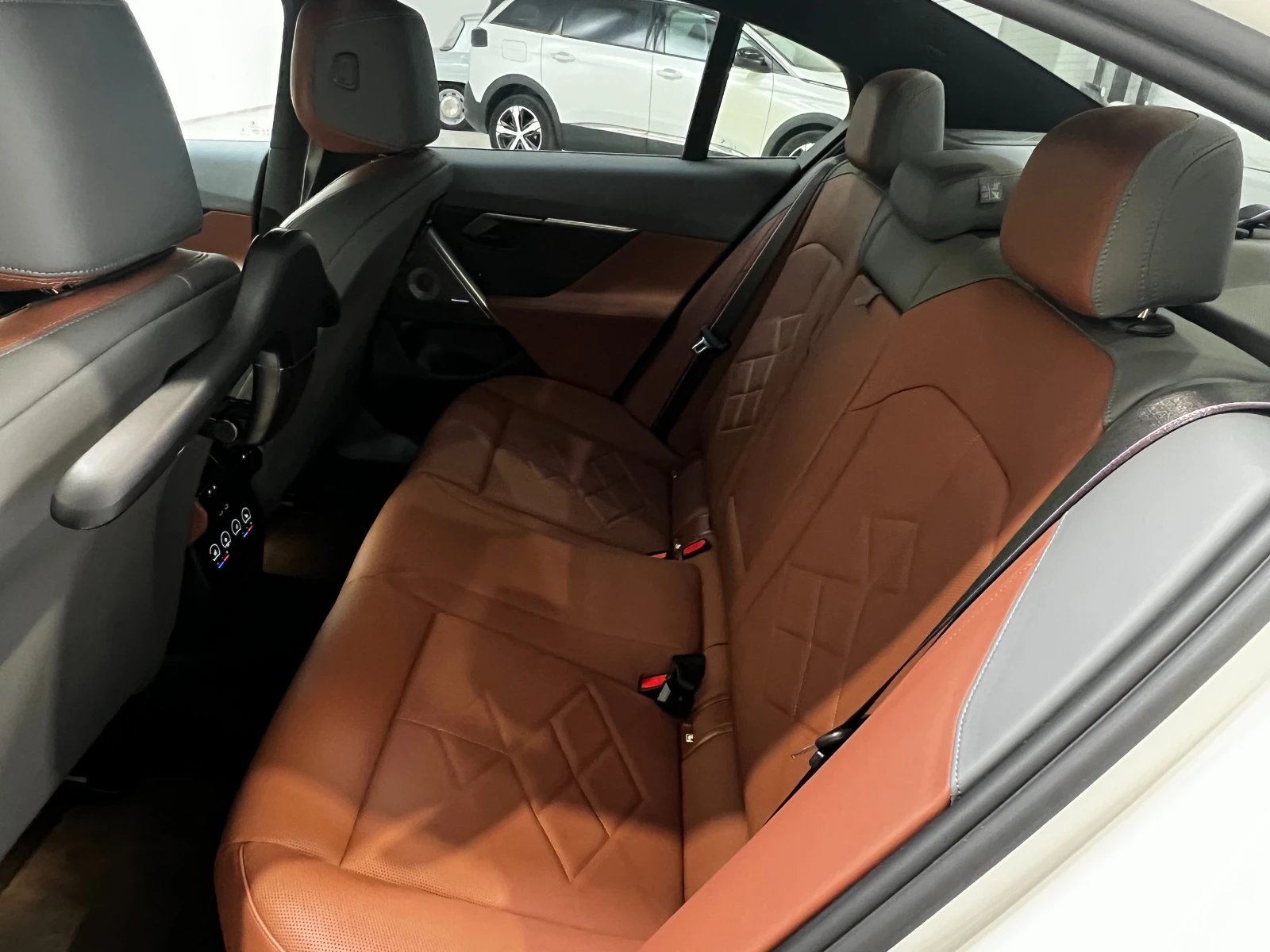 BMW 550 e xDrive, снимка 16 - Автомобили и джипове - 54138949