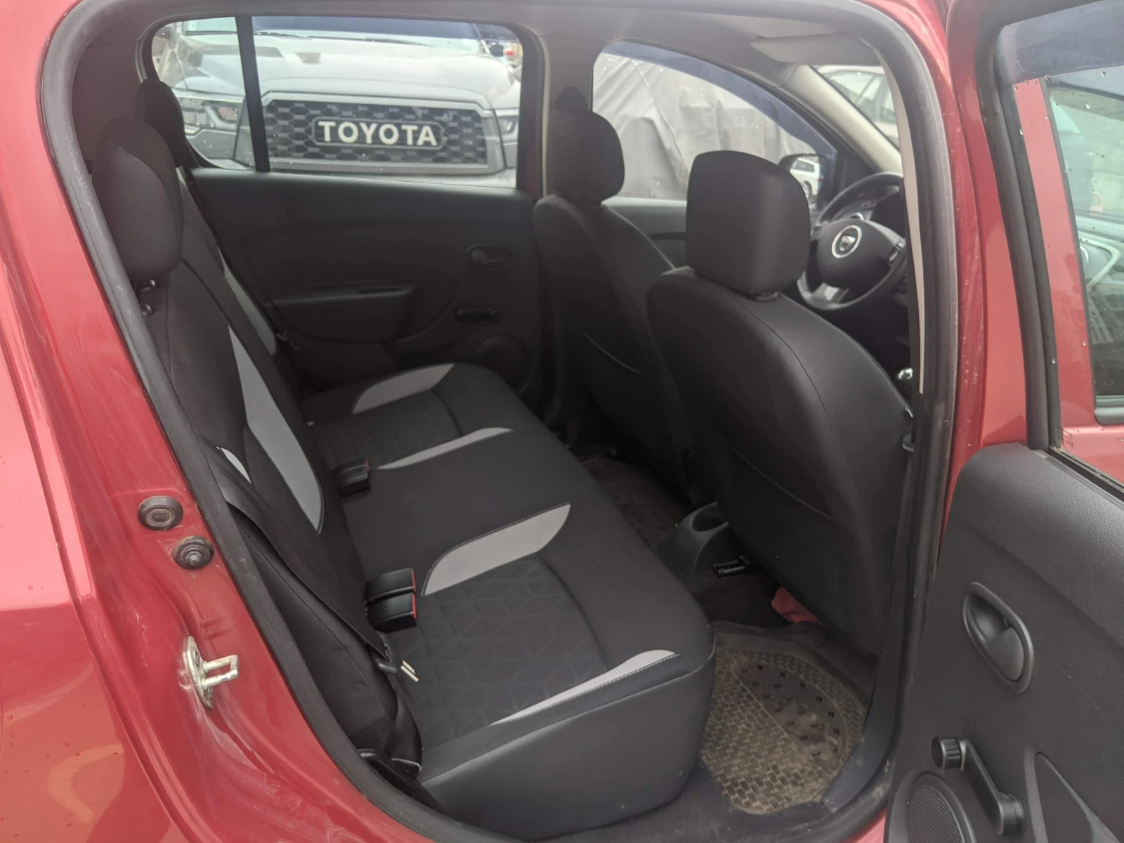 Dacia Sandero Stepway, снимка 15 - Автомобили и джипове - 54228960