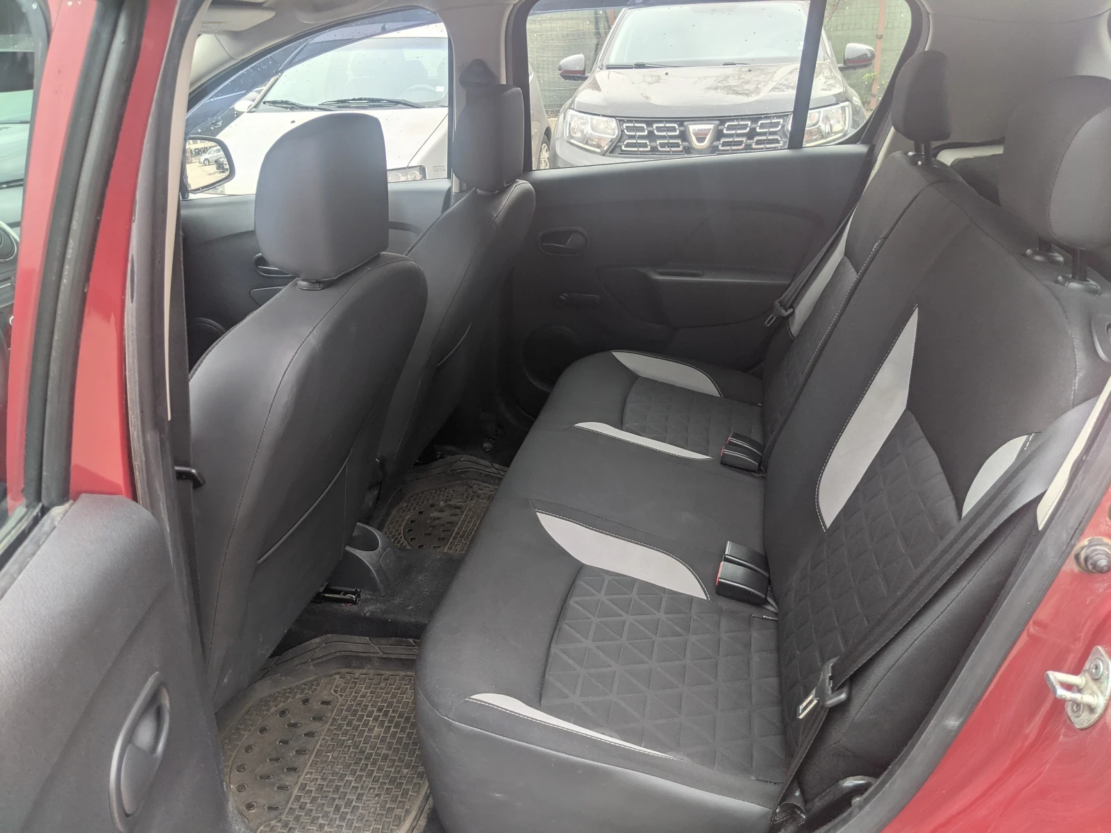 Dacia Sandero Stepway, снимка 13 - Автомобили и джипове - 54228960