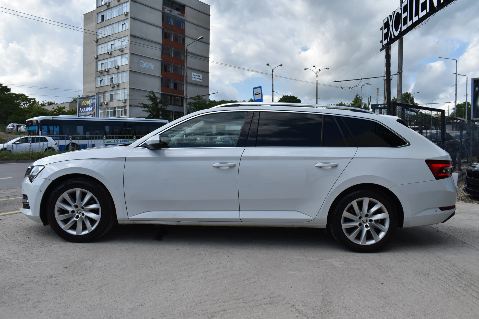 Skoda Superb 2.0TDI* AUTOMAT, снимка 2 - Автомобили и джипове - 54822886