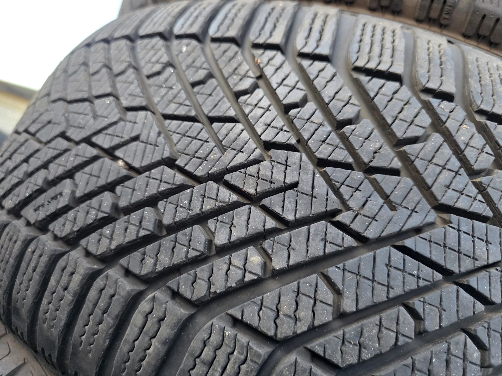 Гуми Зимни 235/55R17