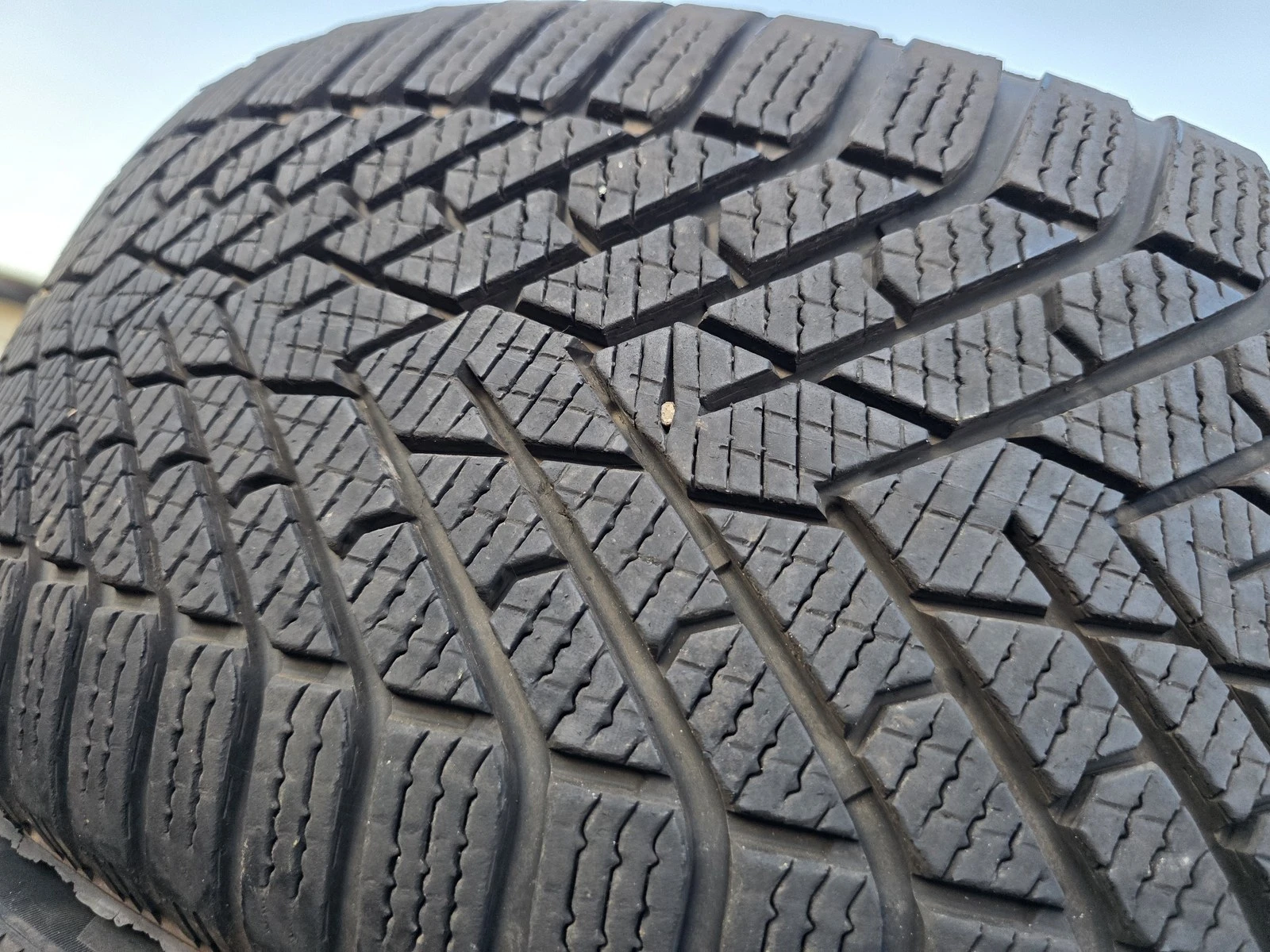 Гуми Зимни 235/55R17, снимка 2 - Гуми и джанти - 56725866