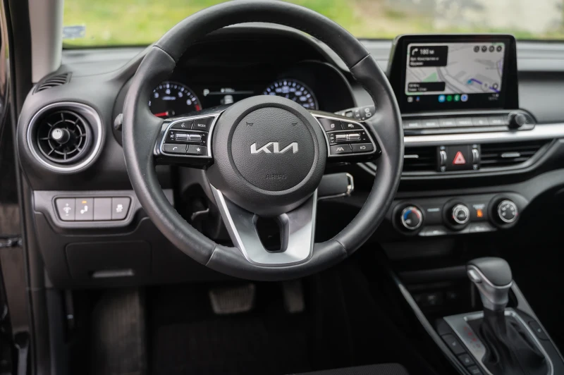 Kia Forte 5 , снимка 12 - Автомобили и джипове - 52732334