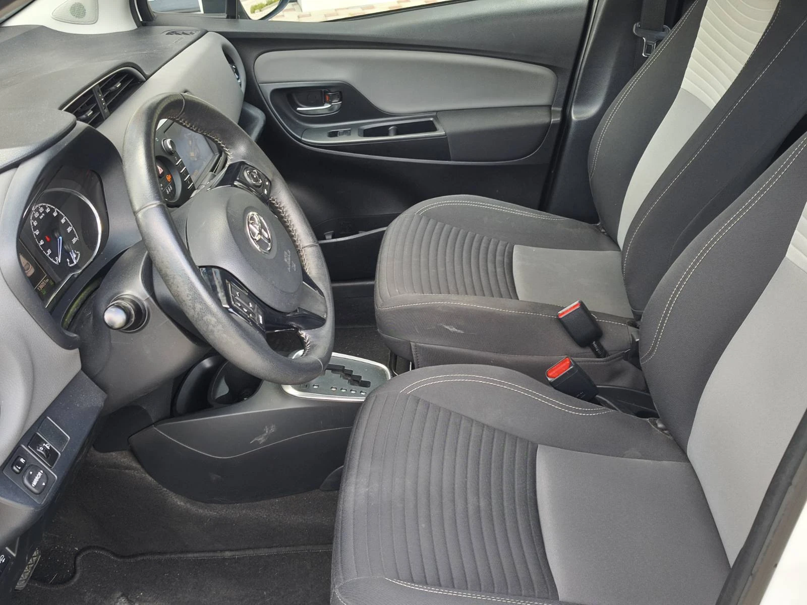 Toyota Yaris 1.5 HYBRID ACTIVE - изображение 5