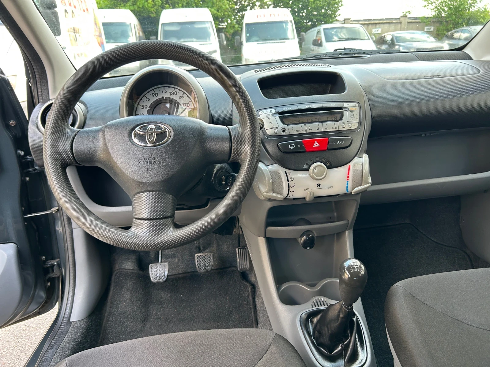 Toyota Aygo 1.0i КЛИМАТИК - изображение 10