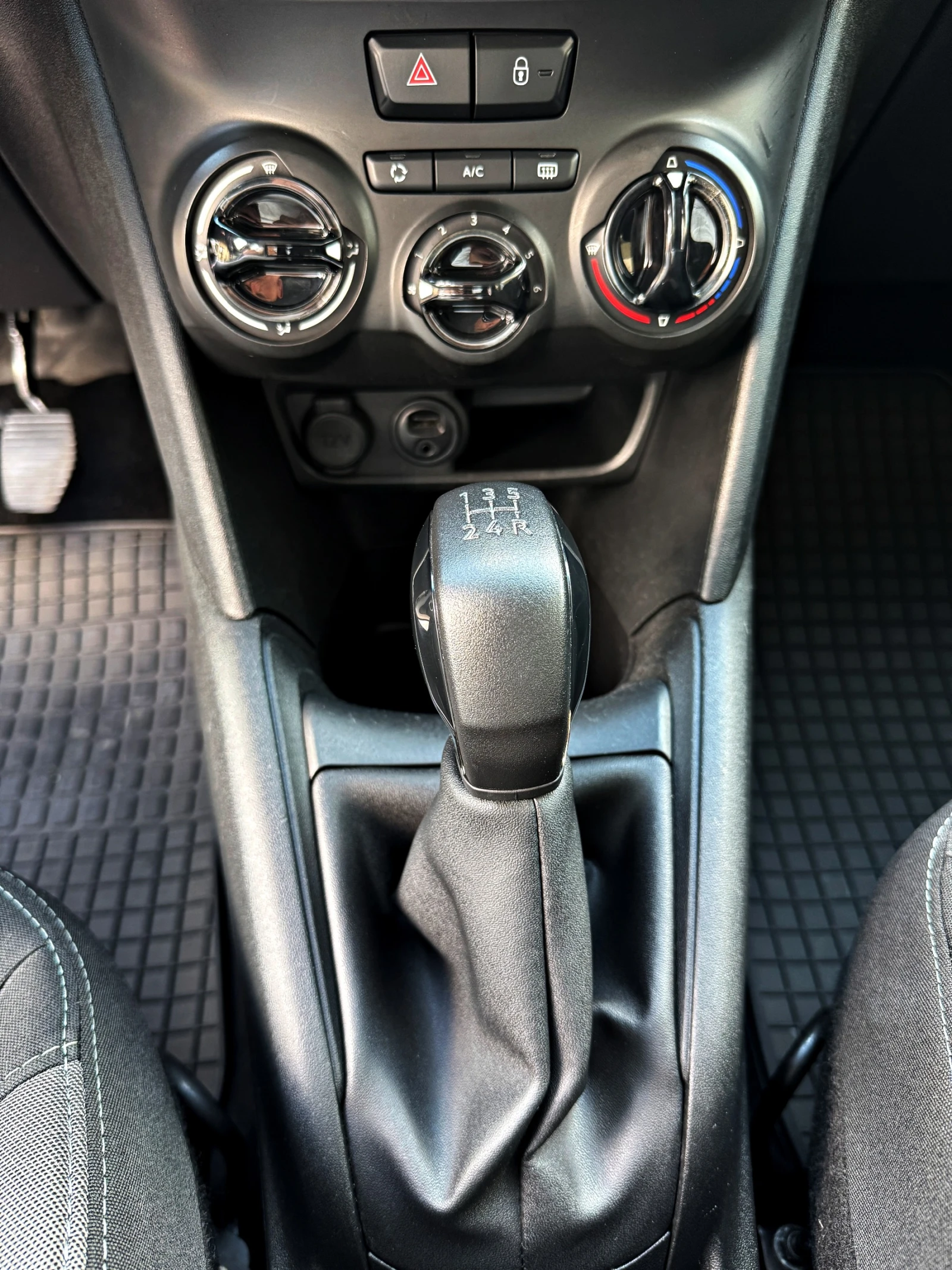 Peugeot 208 1.6 HDI Navi/Клима/, снимка 12 - Автомобили и джипове - 55148452