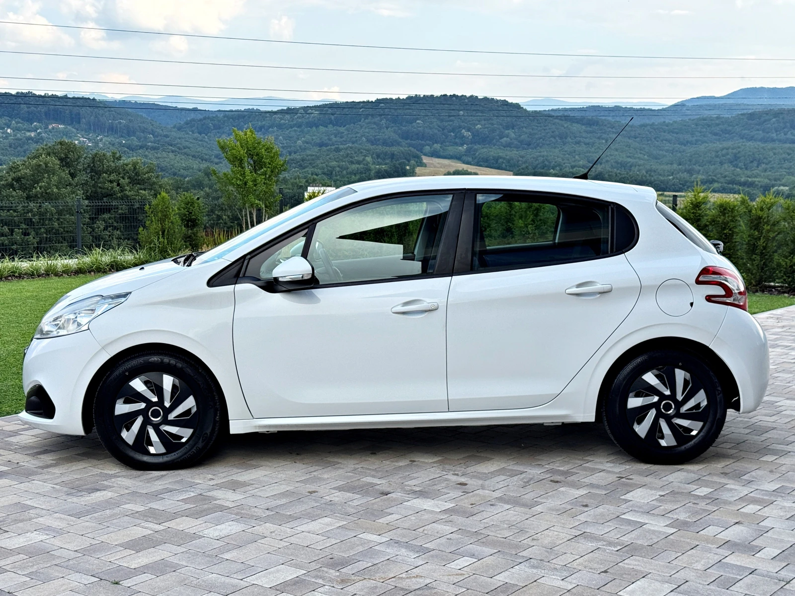 Peugeot 208 1.6 HDI Navi/Клима/, снимка 7 - Автомобили и джипове - 55148452
