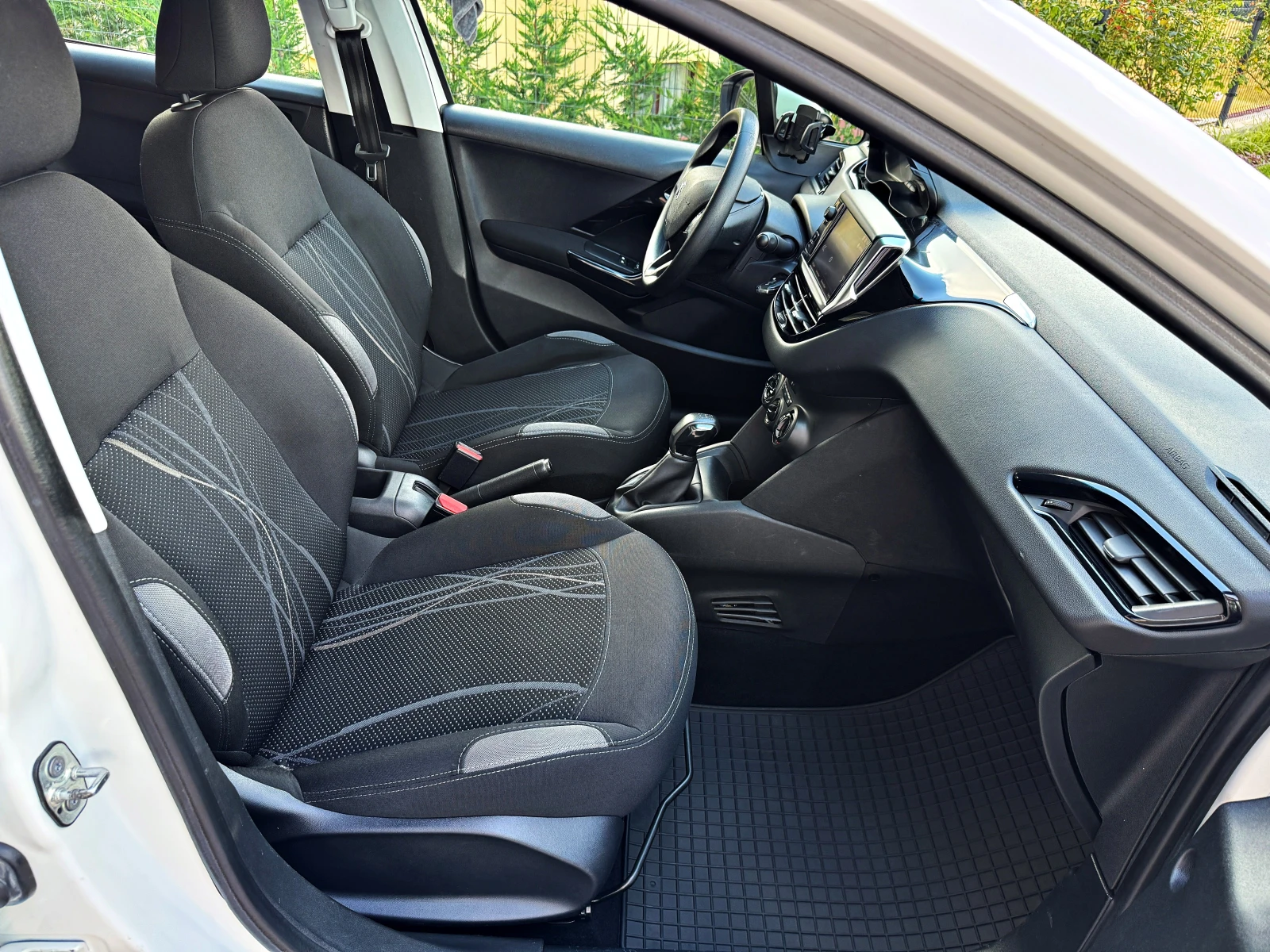 Peugeot 208 1.6 HDI Navi/Клима/, снимка 10 - Автомобили и джипове - 55148452