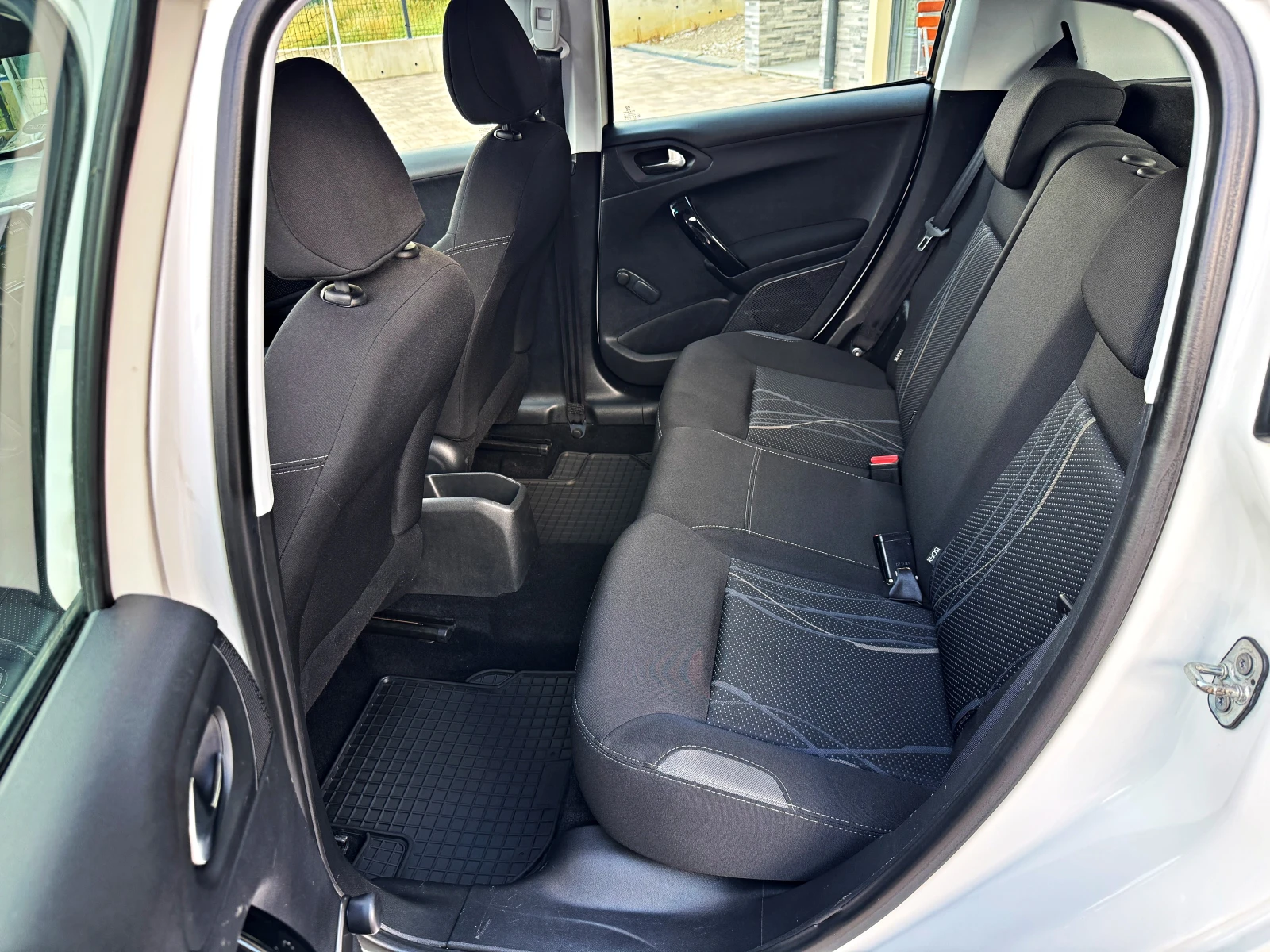 Peugeot 208 1.6 HDI Navi/Клима/, снимка 13 - Автомобили и джипове - 55148452