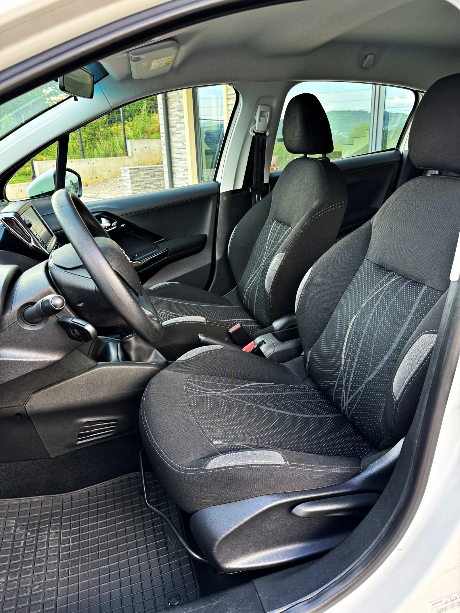 Peugeot 208 1.6 HDI Navi/Клима/, снимка 9 - Автомобили и джипове - 55148452