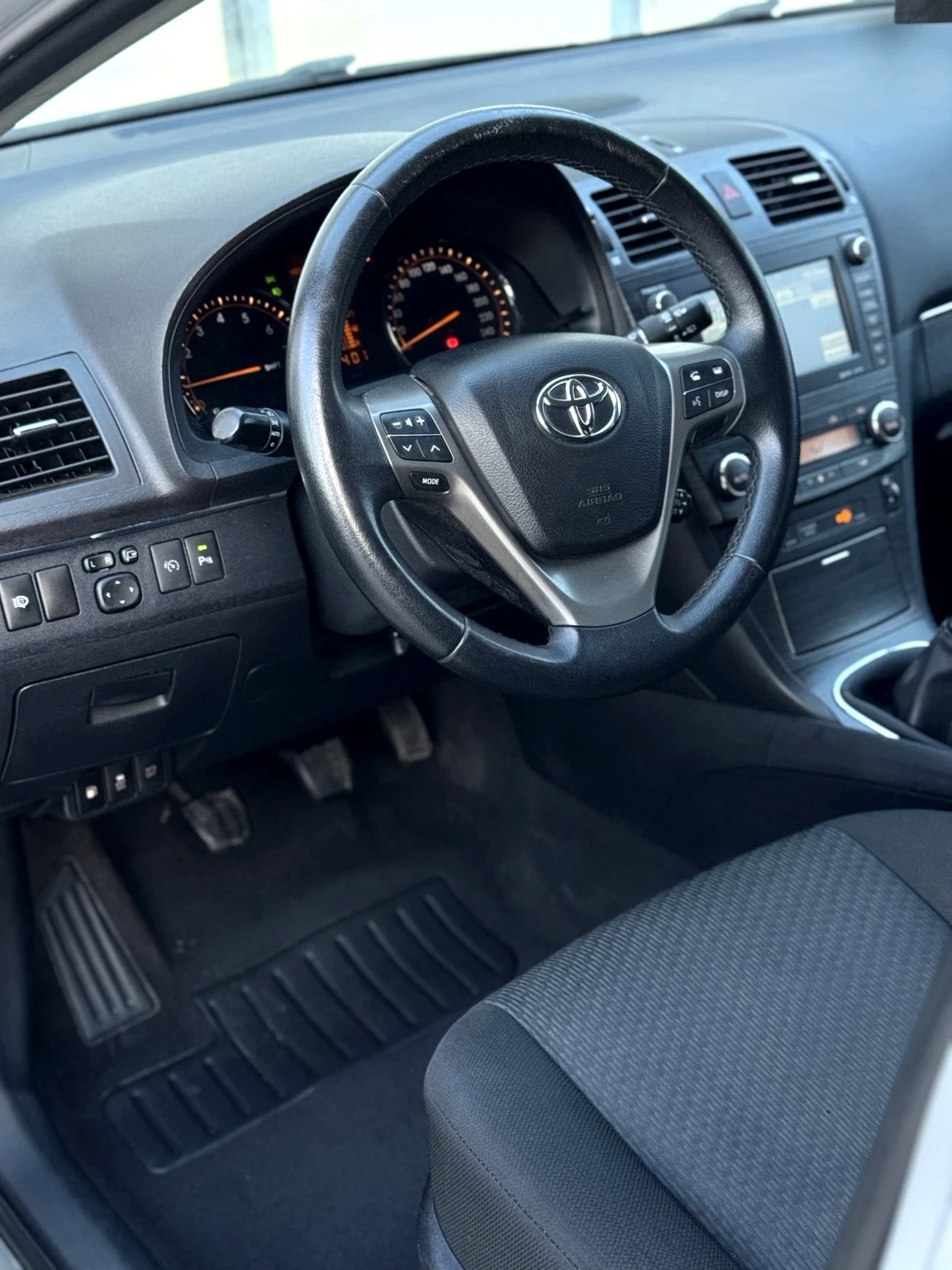 Toyota Avensis 2.0 Executive/Keyless/Камера/Адаптивни Фарове, снимка 8 - Автомобили и джипове - 55514321