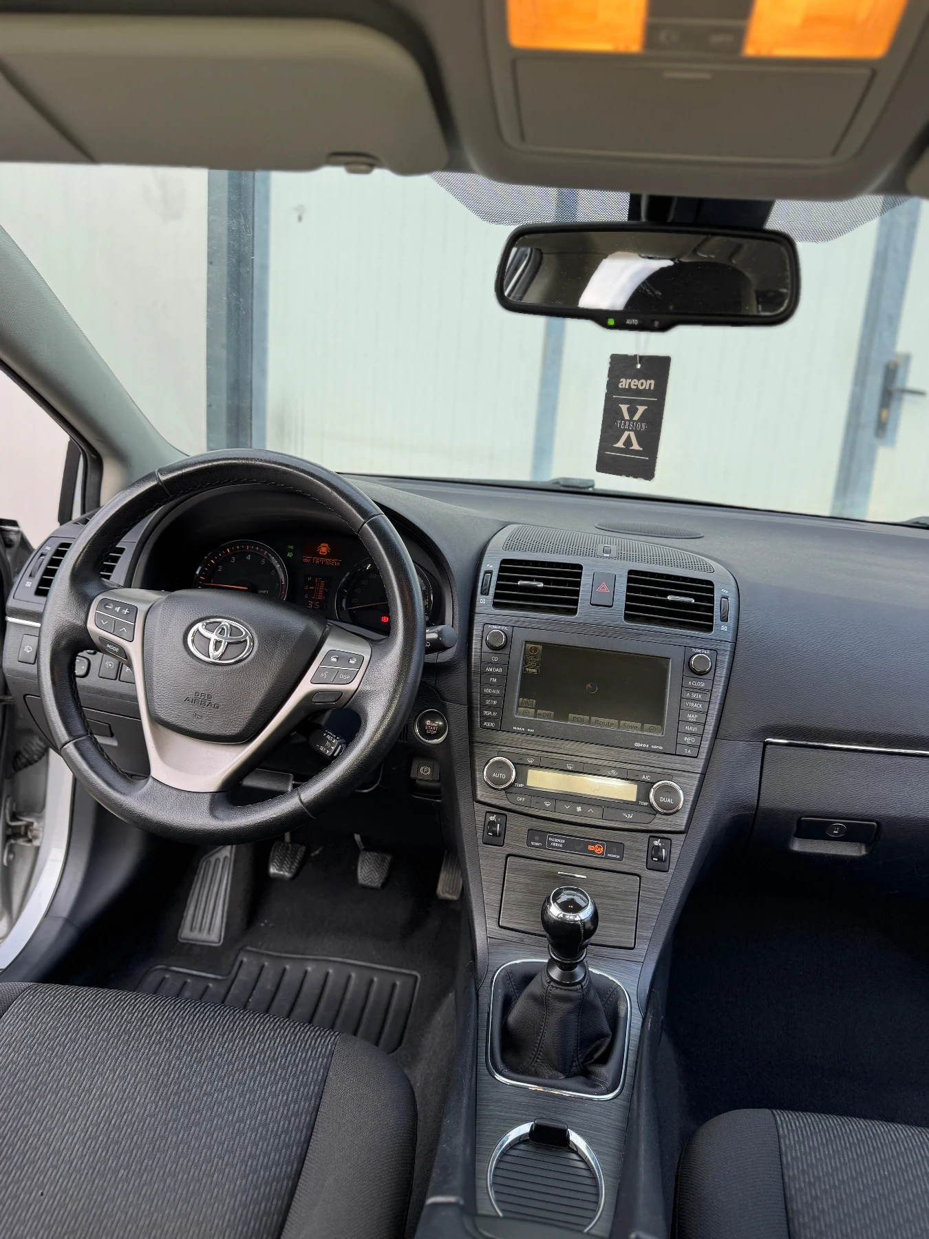 Toyota Avensis 2.0 Executive/Keyless/Камера/Адаптивни Фарове, снимка 9 - Автомобили и джипове - 55514321