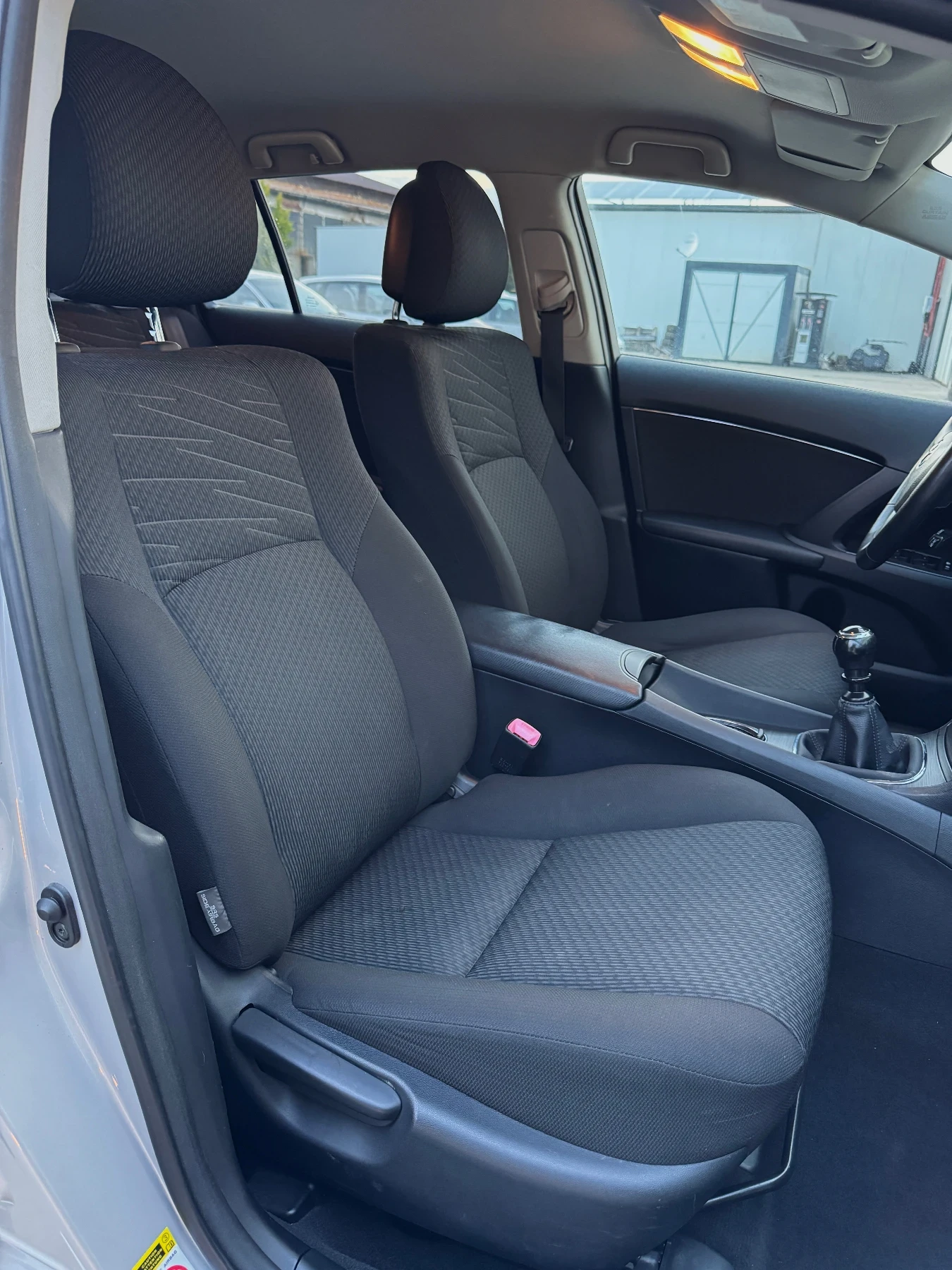 Toyota Avensis 2.0 Executive/Keyless/Камера/Адаптивни Фарове, снимка 13 - Автомобили и джипове - 55514321