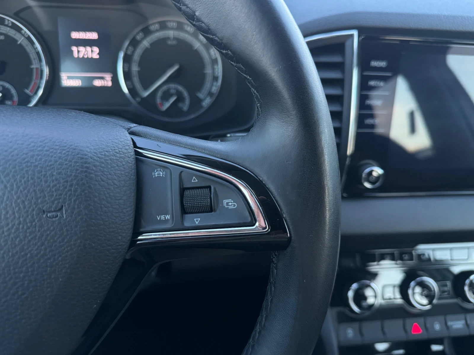 Skoda Karoq 1.6TDI, снимка 17 - Автомобили и джипове - 53770038