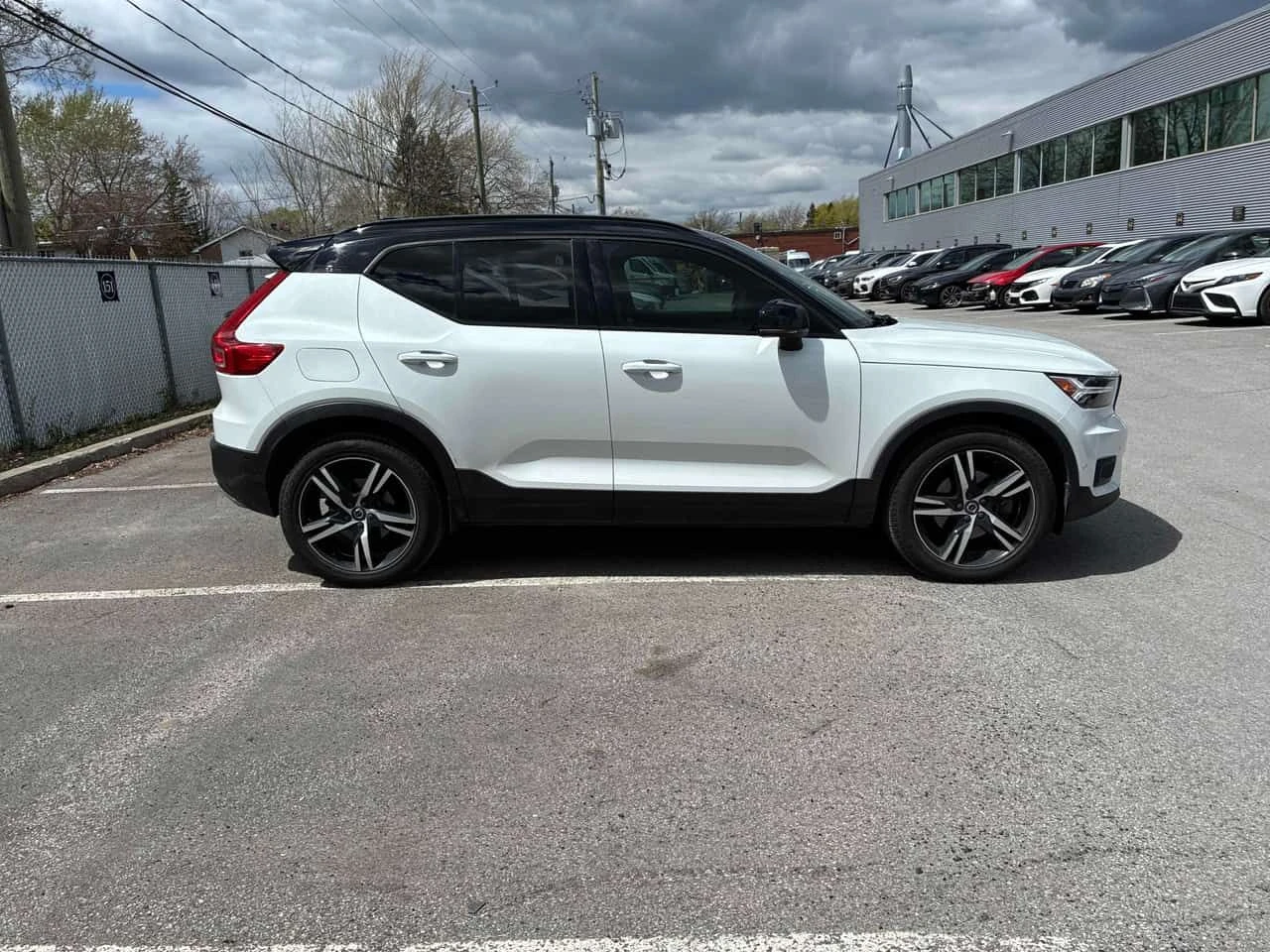 Volvo XC40 | R Design | ДВА КЛЮЧА | ПАНОРАМА | ПОДГРЕВ | , снимка 3 - Автомобили и джипове - 54460335
